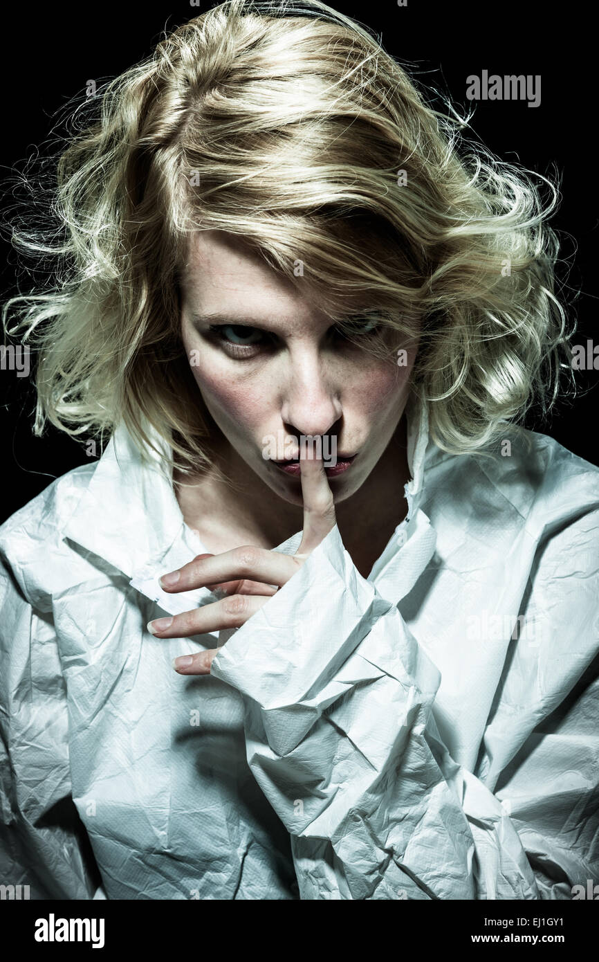 Femme Psycho pour demander le silence avec le doigt sur les lèvres Photo  Stock - Alamy