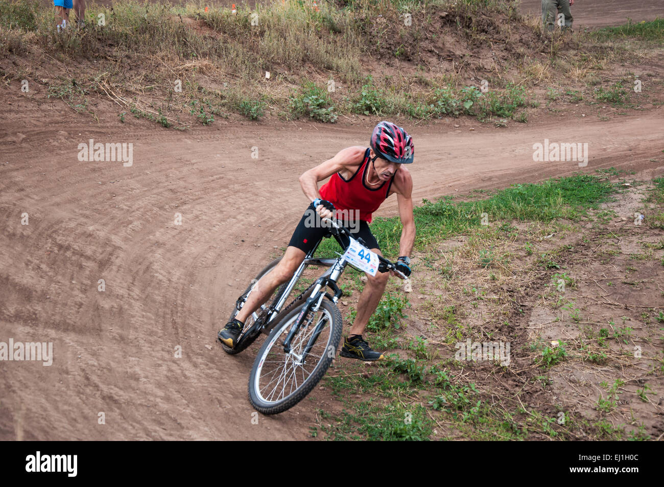 , Région d'Orenbourg, en Russie, le 10 août, 2014 année. Les cyclistes dans les compétitions de cross-country Banque D'Images