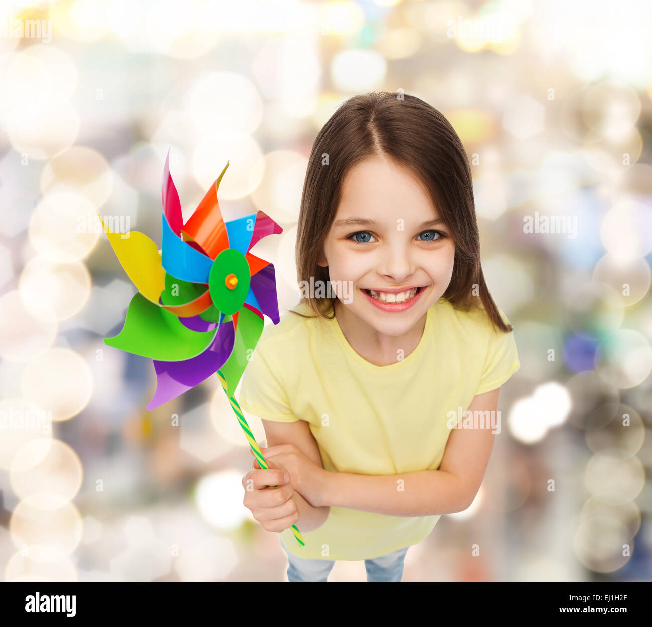 Avec l'enfant souriant jouet moulin colorés Banque D'Images