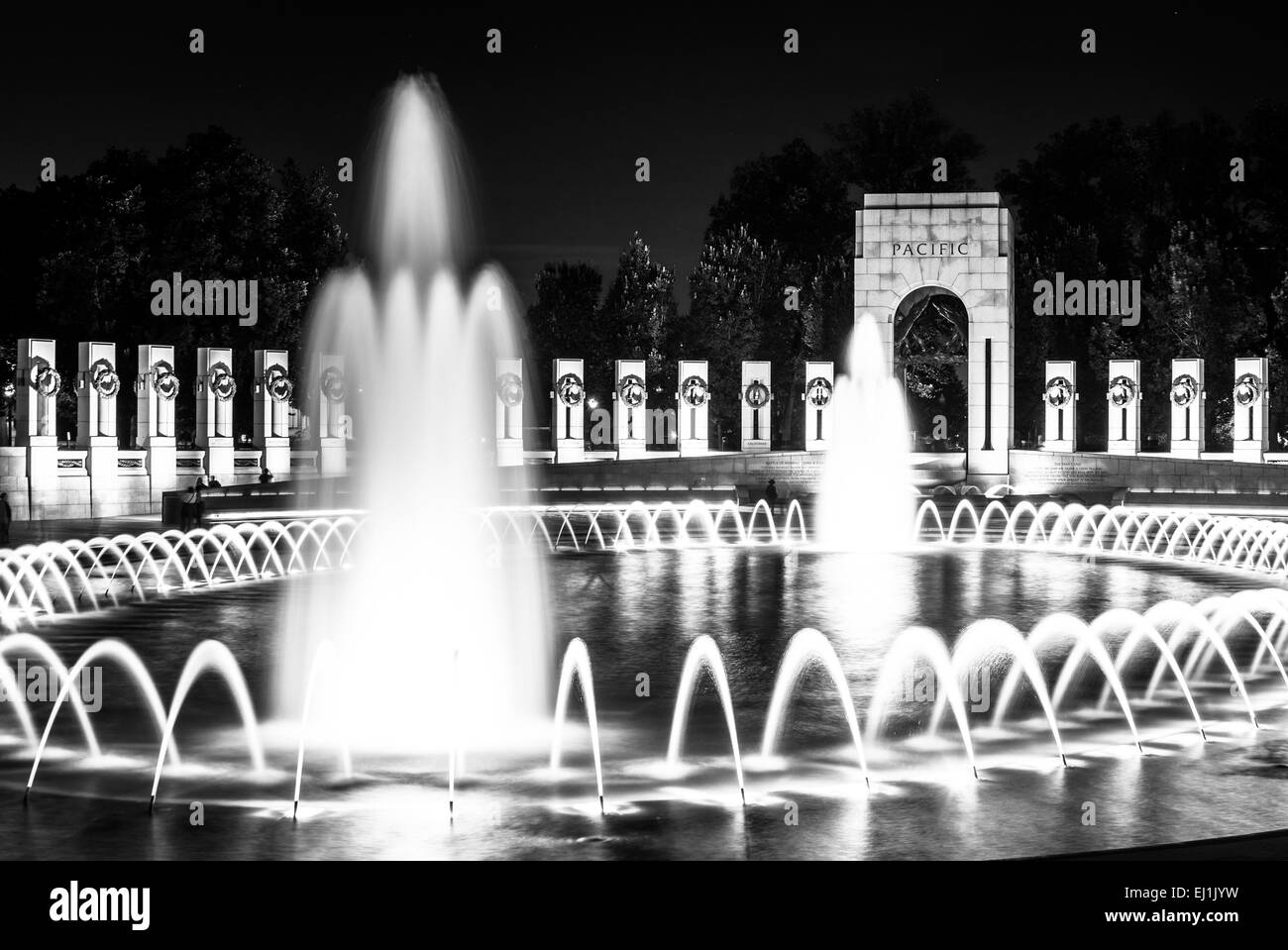 Le monument commémoratif de la Seconde Guerre mondiale des fontaines de nuit au National Mall à Washington, DC. Banque D'Images