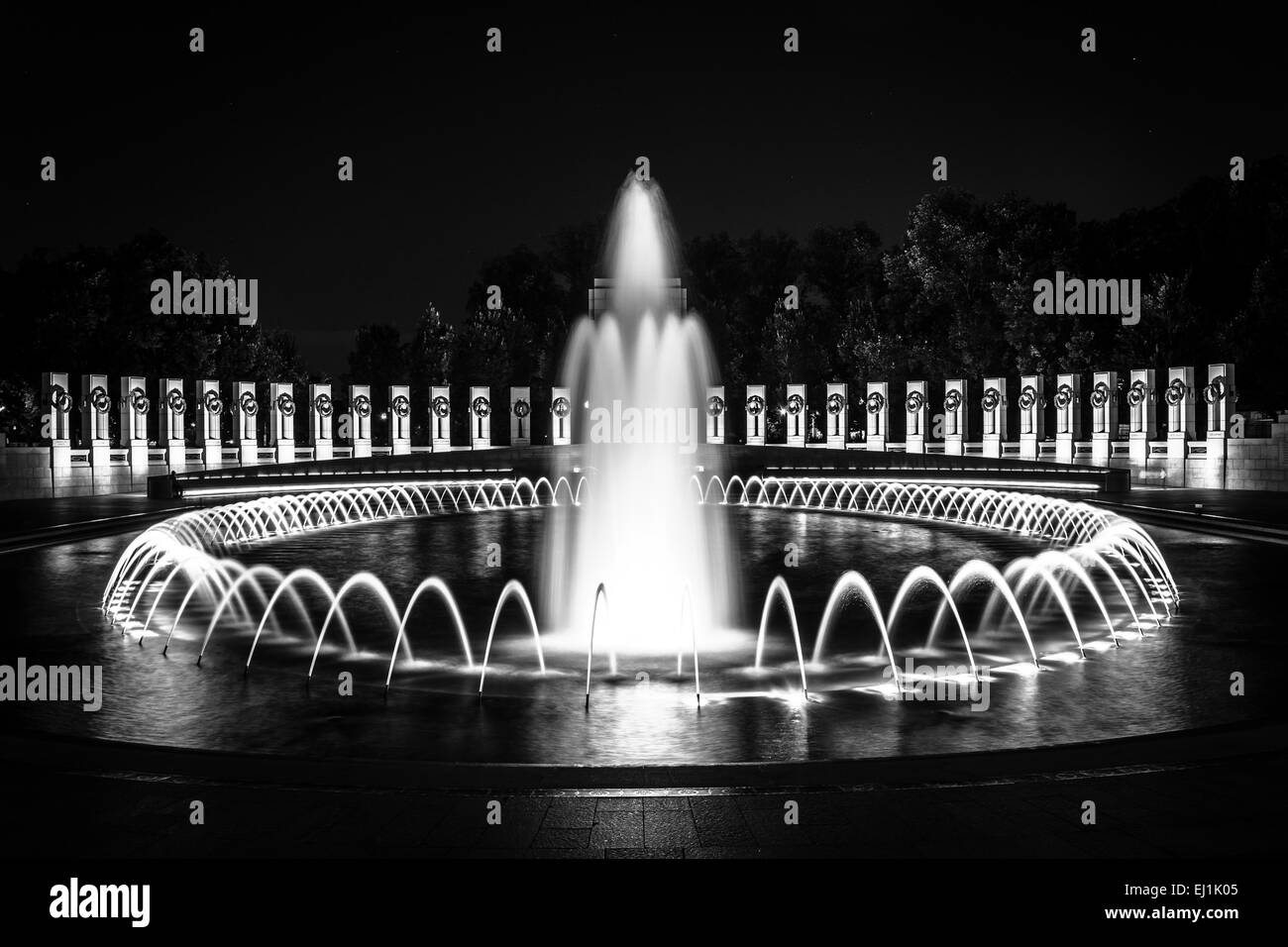 Le monument commémoratif de la Seconde Guerre mondiale des fontaines de nuit au National Mall à Washington, DC. Banque D'Images
