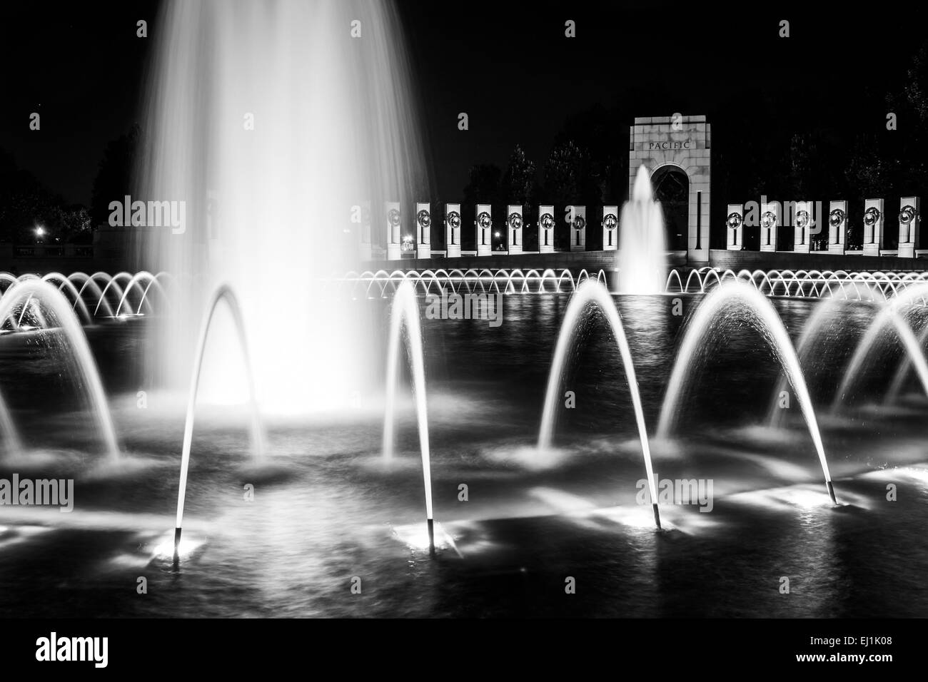Le monument commémoratif de la Seconde Guerre mondiale des fontaines de nuit au National Mall à Washington, DC. Banque D'Images