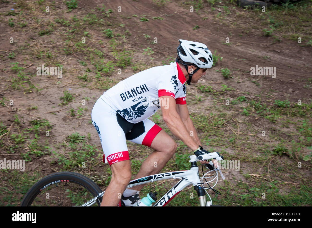 , Région d'Orenbourg, en Russie, le 10 août, 2014 année. Les cyclistes dans les compétitions de cross-country Banque D'Images