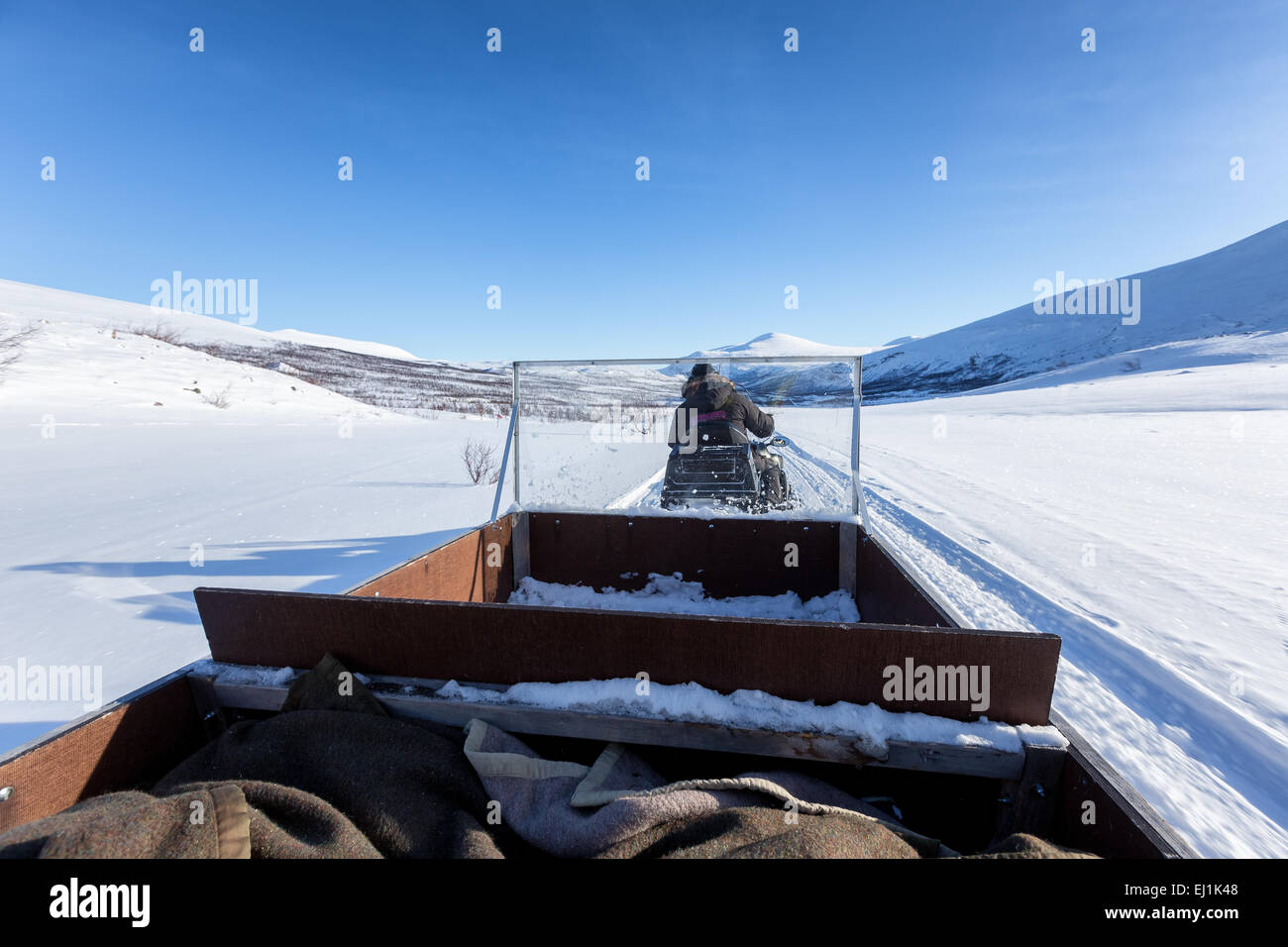 Voyageant dans le traîneau d'une motoneige à l'espace montagne Kebnekaise, Nikkaluokta, Kiruna, Suède, Europe, UNION EUROPÉENNE Banque D'Images