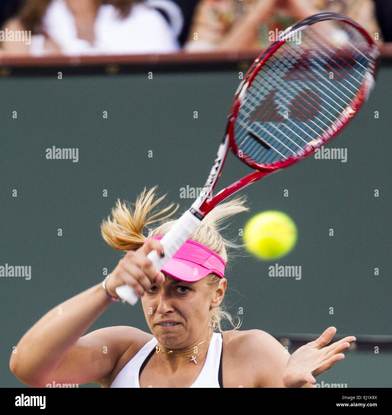 Los Angeles, Californie, USA. Mar 19, 2015. Sabine Lisicki, de l'Allemagne, en action au cours d'un match contre Flavia Pennetta, de l'Italie, dans le tournoi de tennis BNP Paribas le 19 mars 2015 à Indian Wells, en Californie. Lisicki bat Pennetta. Ringo : crédit Chiu/ZUMA/Alamy Fil Live News Banque D'Images