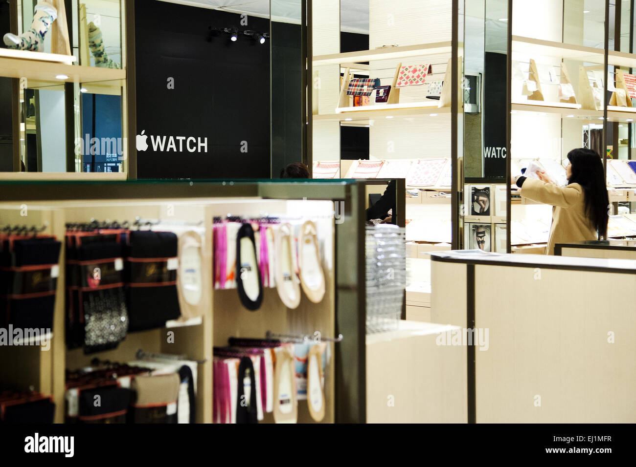 Tokyo, Japon. Mar 20, 2015. L'Apple Store Watch dans Isetan le 20 mars 2015, Tokyo, Japon. Une nouvelle spécialité regarder Apple shop est en construction à l'intérieur du magasin Isetan Shinjuku dans le district de Tokyo. Ainsi que la vente du nouveau regarder Apple par l'intermédiaire de ses points de vente au détail traditionnels Apple prévoit d'ouvrir des magasins de montres de luxe à l'intérieur de trois grands magasins y compris Isetan à Tokyo, Selfridges à Londres et les Galeries Lafayette à Paris le 10 mars pour coïncider avec les pré-commandes pour le nouveau produit. Credit : AFLO Co.,Ltd/Alamy Live News Banque D'Images