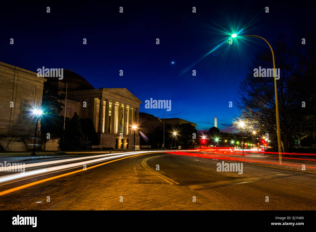 Le trafic passé la galerie nationale d'Art de nuit à Washington, DC. Banque D'Images
