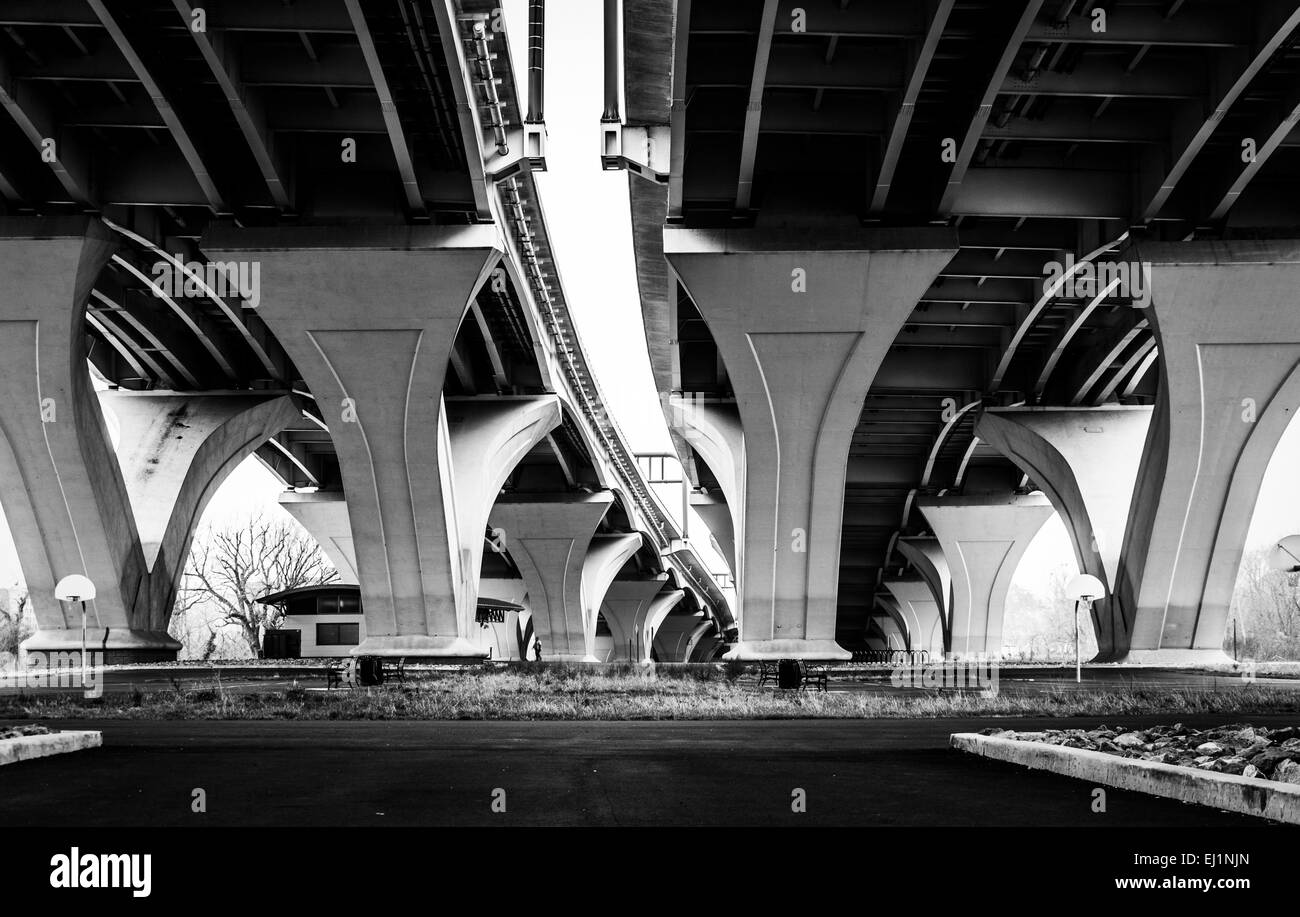 En vertu de la Woodrow Wilson Bridge, à Alexandria, en Virginie. Banque D'Images