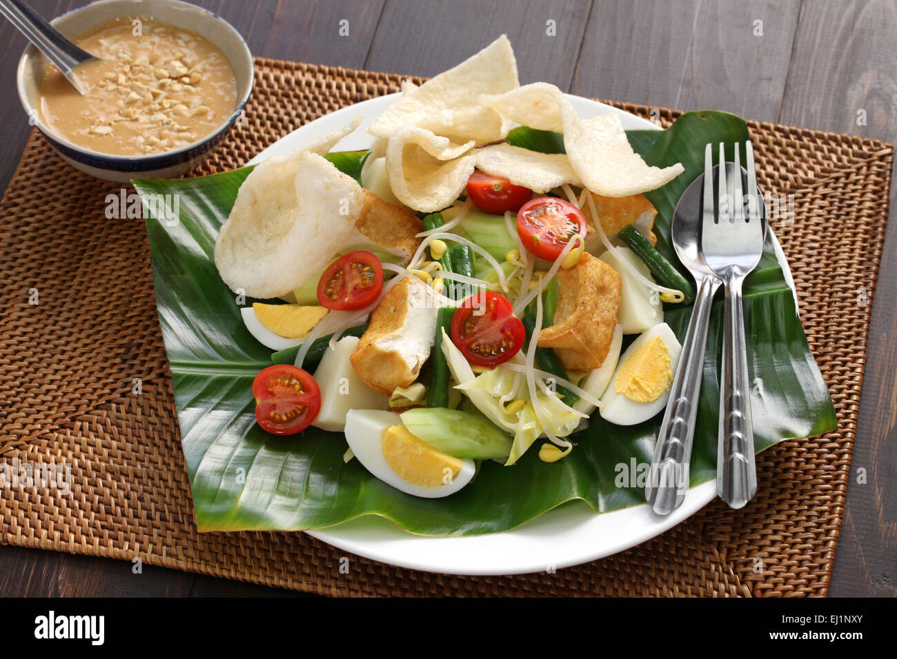 Gado gado, salade indonésienne, sauce aux arachides et krupuk Banque D'Images
