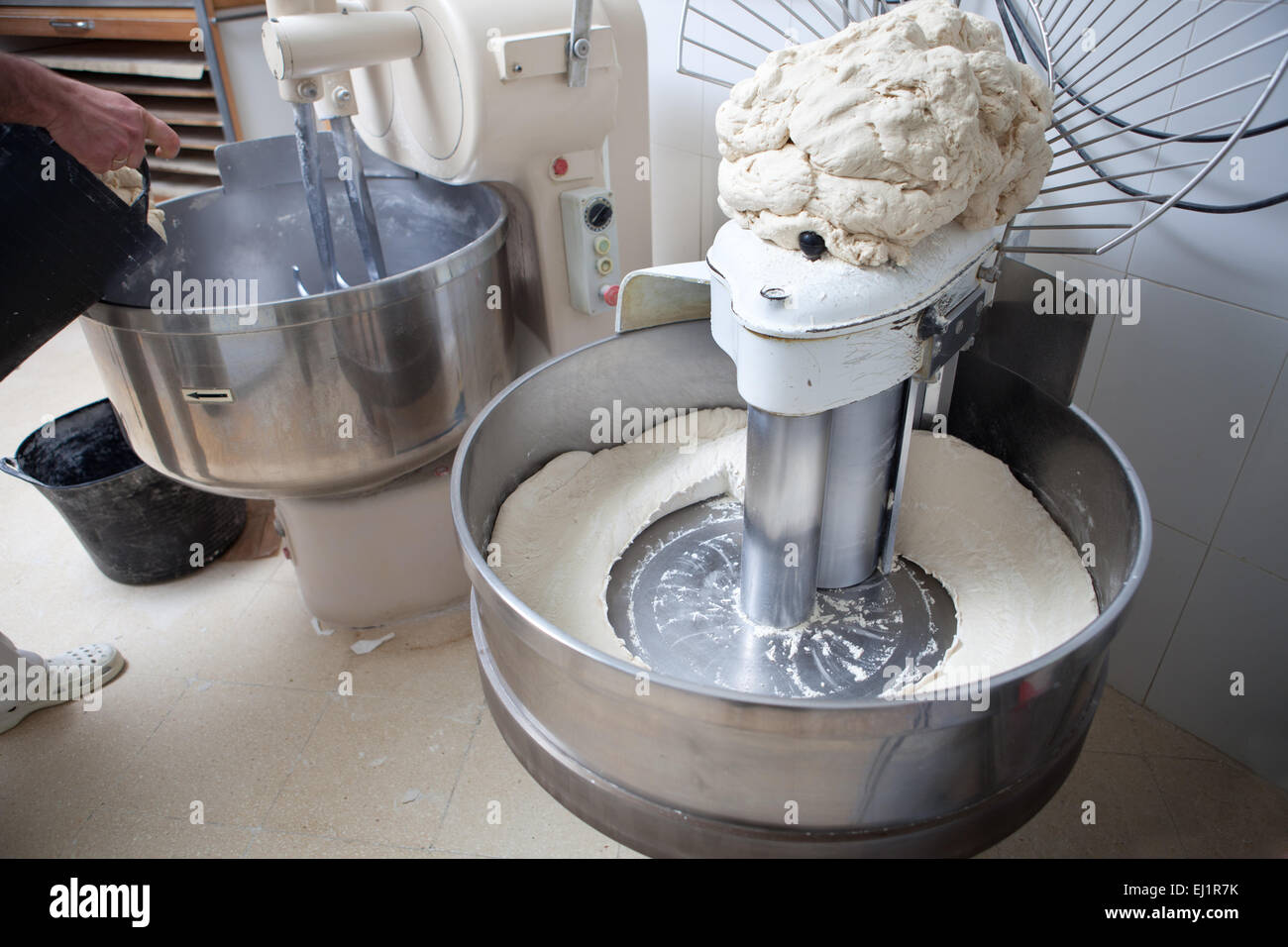 Robot pour pétrir la pâte à pain. Processus de fabrication de pain espagnol  Photo Stock - Alamy