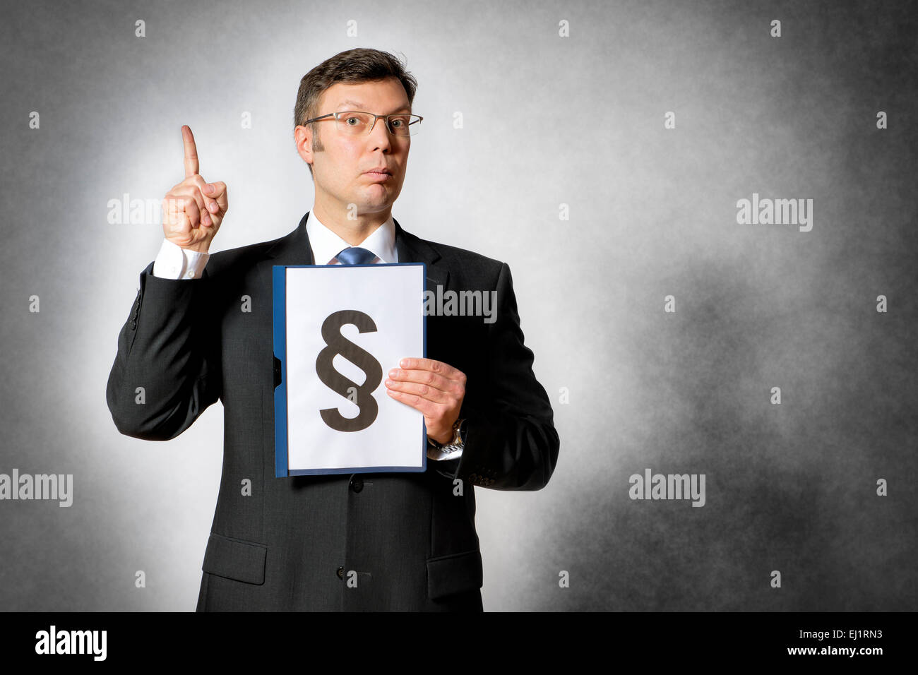 Homme d'affaires en costume sombre est titulaire d'un dossier avec un gros paragraphe sign Banque D'Images
