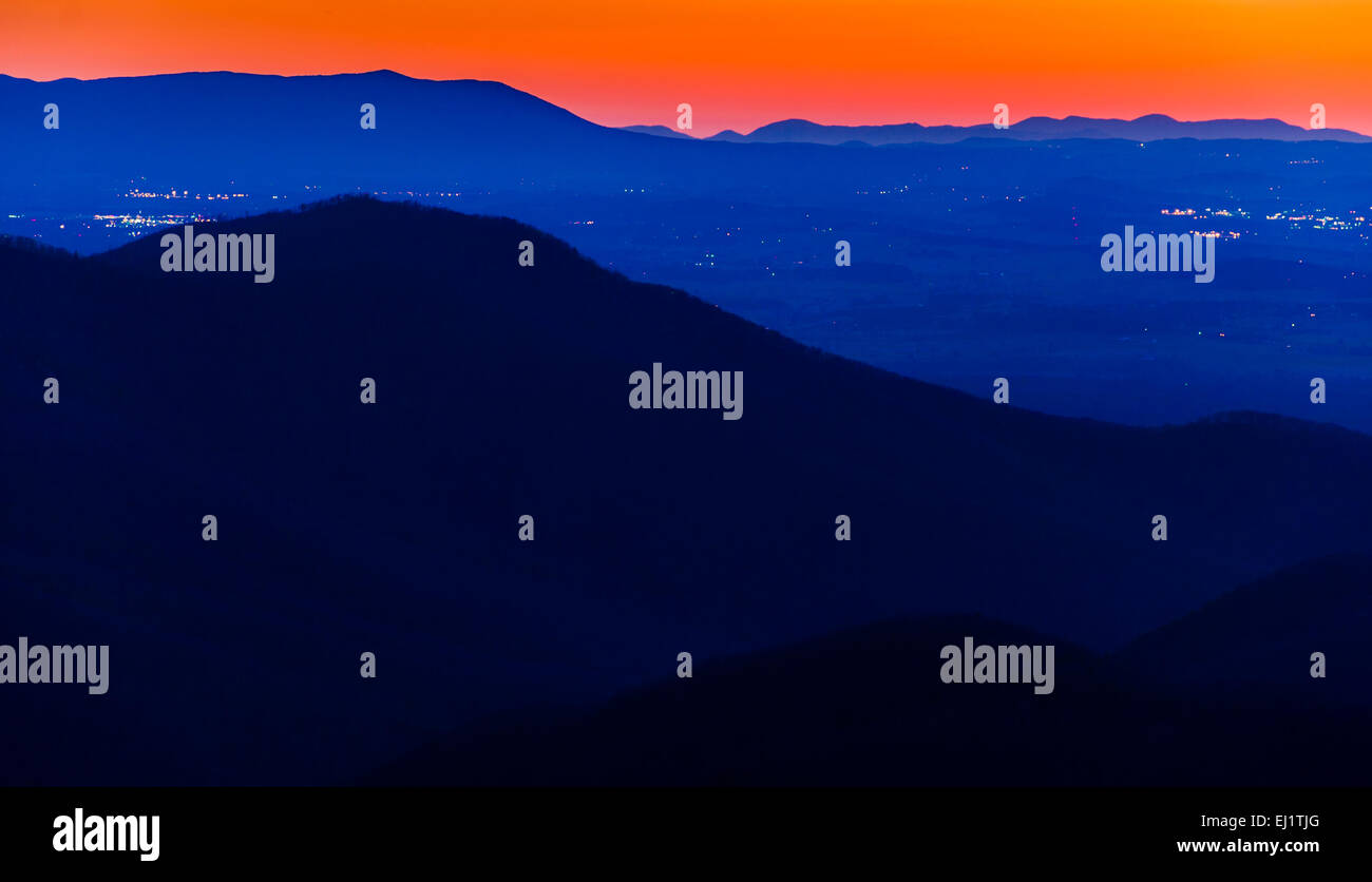 Lumières dans la vallée de Shenandoah et les crêtes des montagnes des Appalaches, vu après le coucher du soleil du sommet de Blackrock dans Shenandoah N Banque D'Images