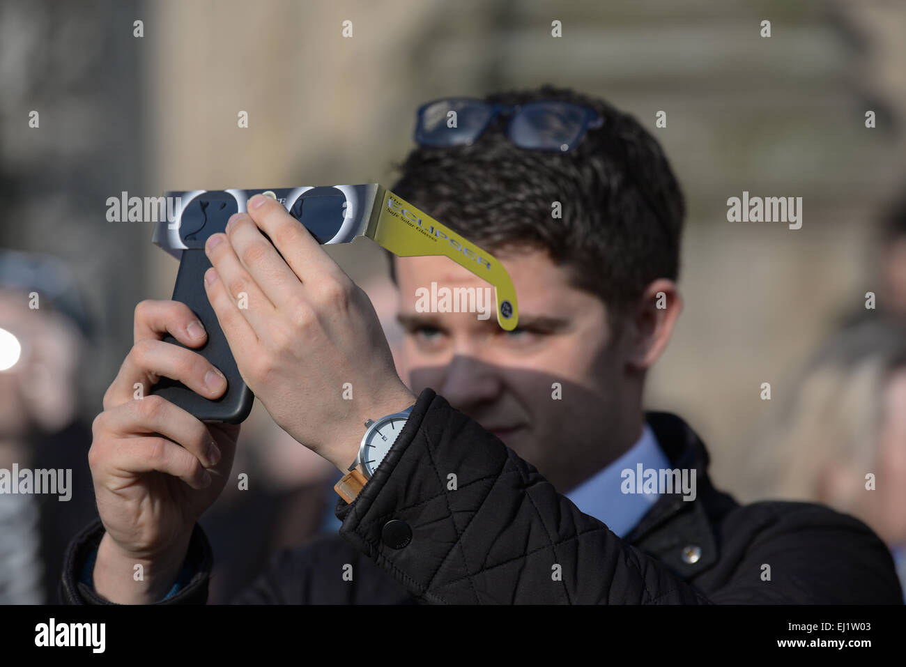 Birmingham, UK. Mar 20, 2015. Un homme d'affaires prend une photo de l'éclipse solaire en utilisant son smartphone à Birmingham. Crédit : Michael Scott/Alamy Live News Banque D'Images