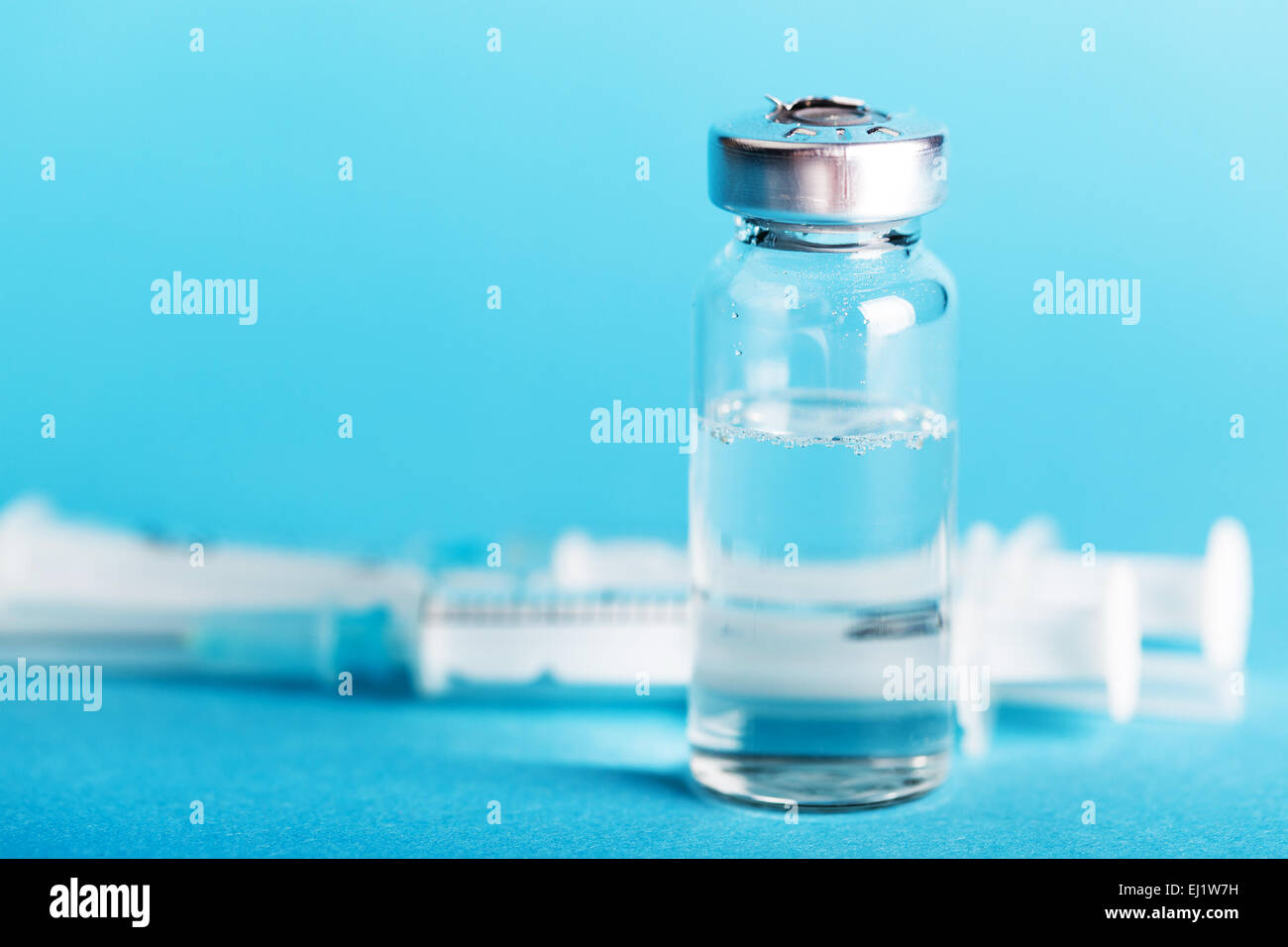 Bouteille de médicaments gros plan sur un fond bleu Banque D'Images