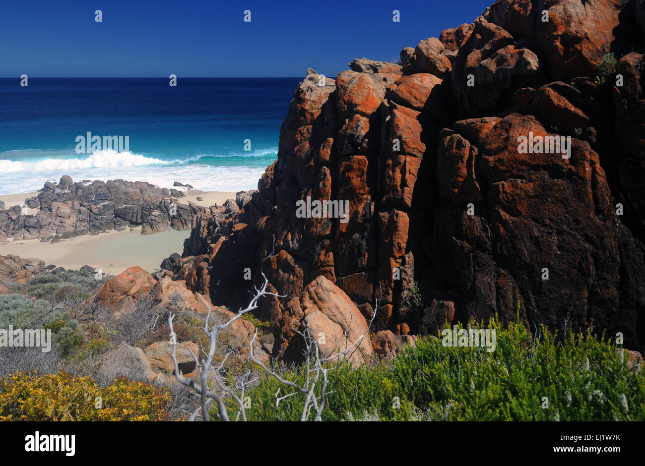 Sentier entre les rochers jusqu'au Howard Johnson Plaza Hotel Mayorazgo Beach, région de Margaret River, Australie de l'Ouest Banque D'Images
