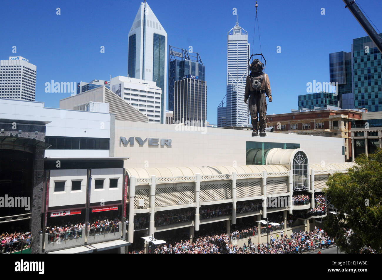 Foules watch diver géant marionnette treuiller par grue parmi les toits de la ville de Perth, Perth International Arts Festival 2015, l'Ouest Banque D'Images