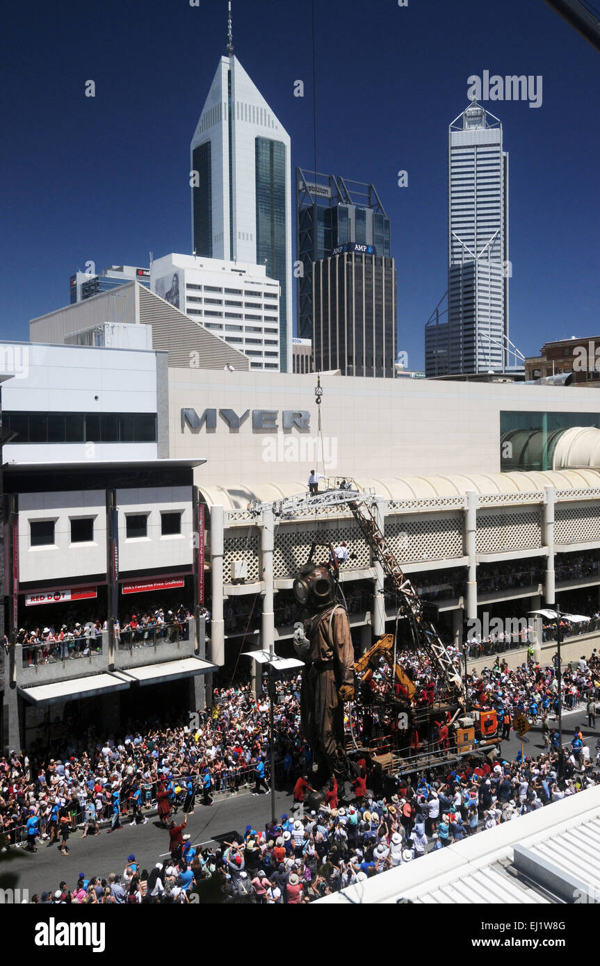 Plongeur géant marionnette promenades le long de la rue Wellington à Perth, Perth International Arts Festival 2015, l'ouest de l'Australie. Pas de monsieur ou PR Banque D'Images