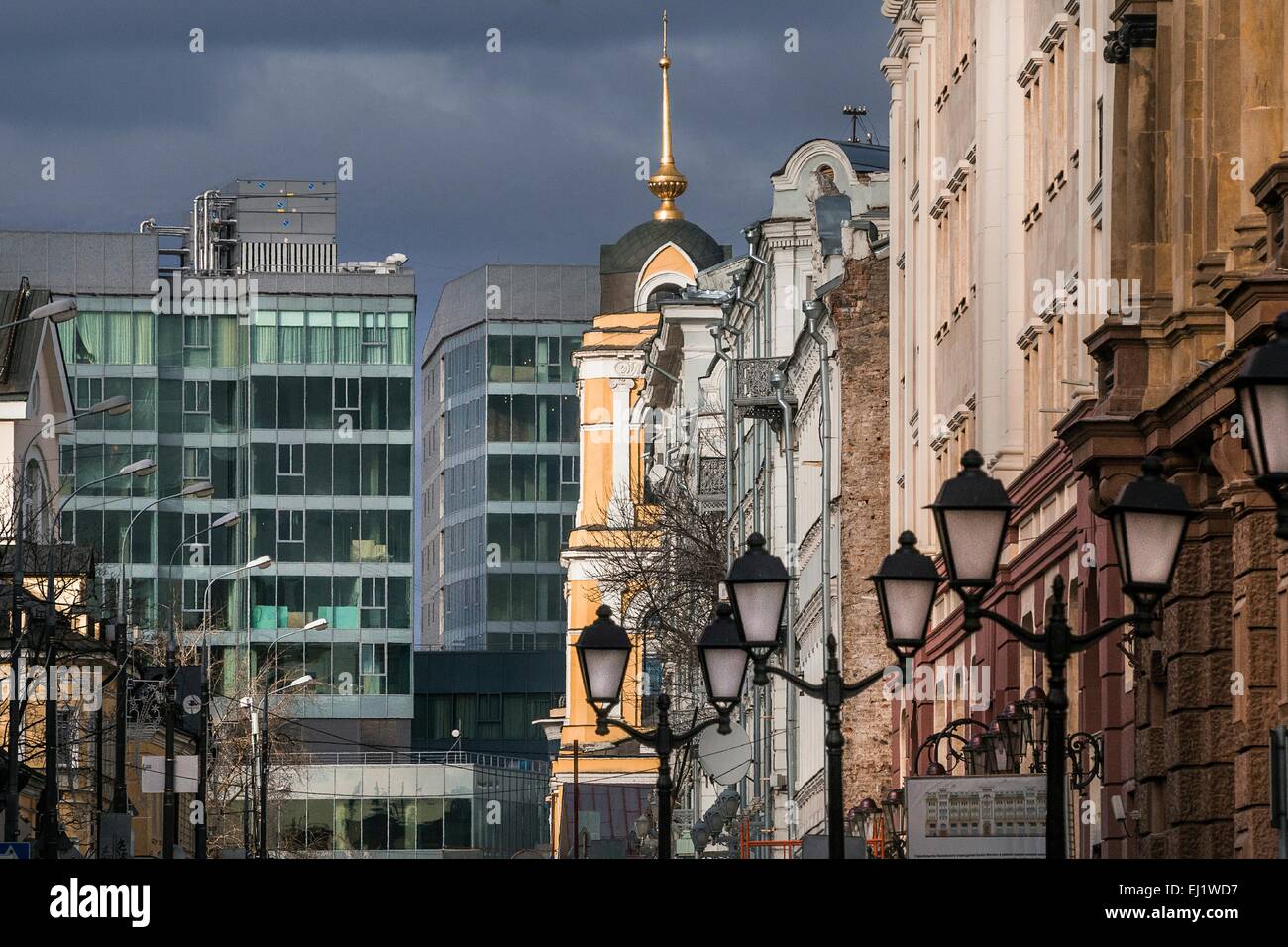 La Russie, Moscou. Le clocher de Rojdestvenski (couvent Couvent de nativité de Theotokos) sur Rozhdestvenka street. Banque D'Images