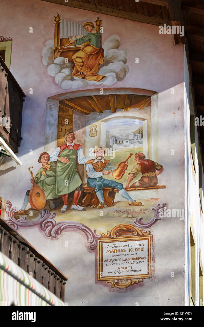 Peinture murale représentant Lüftlmalerei luthiers et Mathias Klotz, Bahnhofstrasse, Mittenwald, Werdenfelser Land Banque D'Images