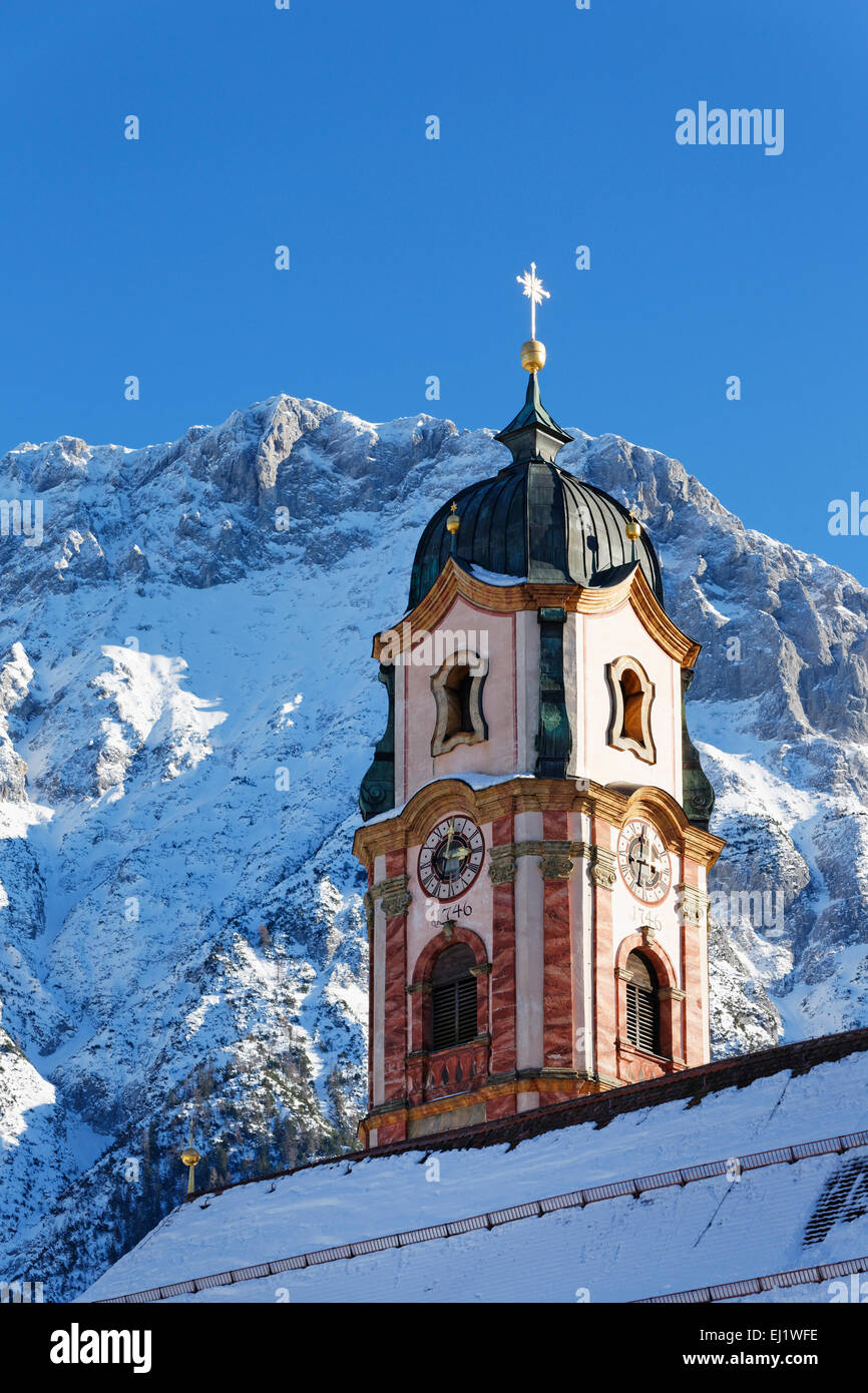 Saint Pierre et Saint Paul's Parish Church, Mittenwald, derrière la montagne du Karwendel, Werdenfelser Land, Haute-Bavière, Bavière Banque D'Images