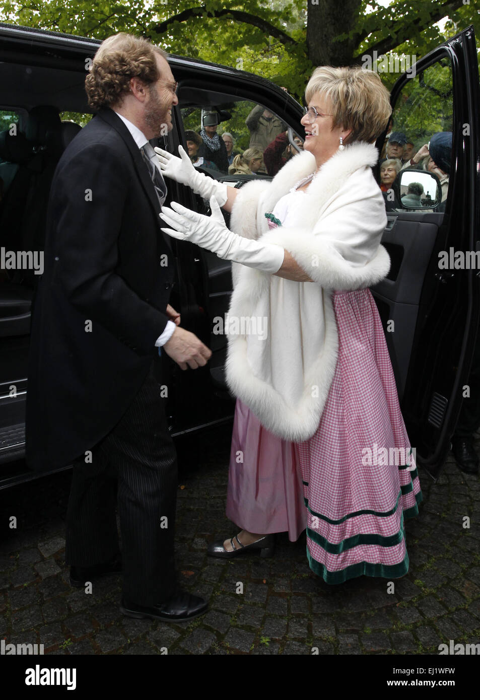 Le mariage de la princesse Maria Theresia de Thurn et Taxis et Hugo Wilson à l'église St. Joseph à Tutzing comprend : Gloria,Princesse de Tour et Taxis,Alexandre,comte d'Schonburg-Glauchau Où : Tutzing, Starnberg, Allemagne Quand : 13 mai 2014 Banque D'Images