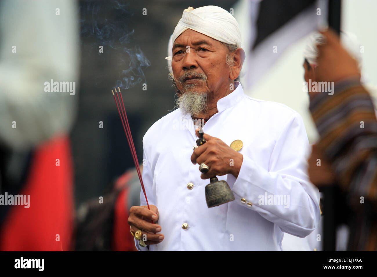 L'île de Java en Indonésie. Mar 20, 2015. Maintenez Tawur Agung hindous indonésiens Kesanga avant les célébrations rituelles Nyepi au temple de Prambanan le 20 mars 2015 à Klaten, Central Java, Indonésie. Balinais Nyepi est une "journée du silence" qui est célébrée tous les Isakawarsa Saka (nouvel an) selon le calendrier balinais. Un jour férié Nyepi, en Indonésie, est un jour de silence, le jeûne et la méditation pour les balinais. Le jour suivant est Nyepi également connu comme le jour de l'an. Credit : Arief setiadi/Alamy Live News Banque D'Images