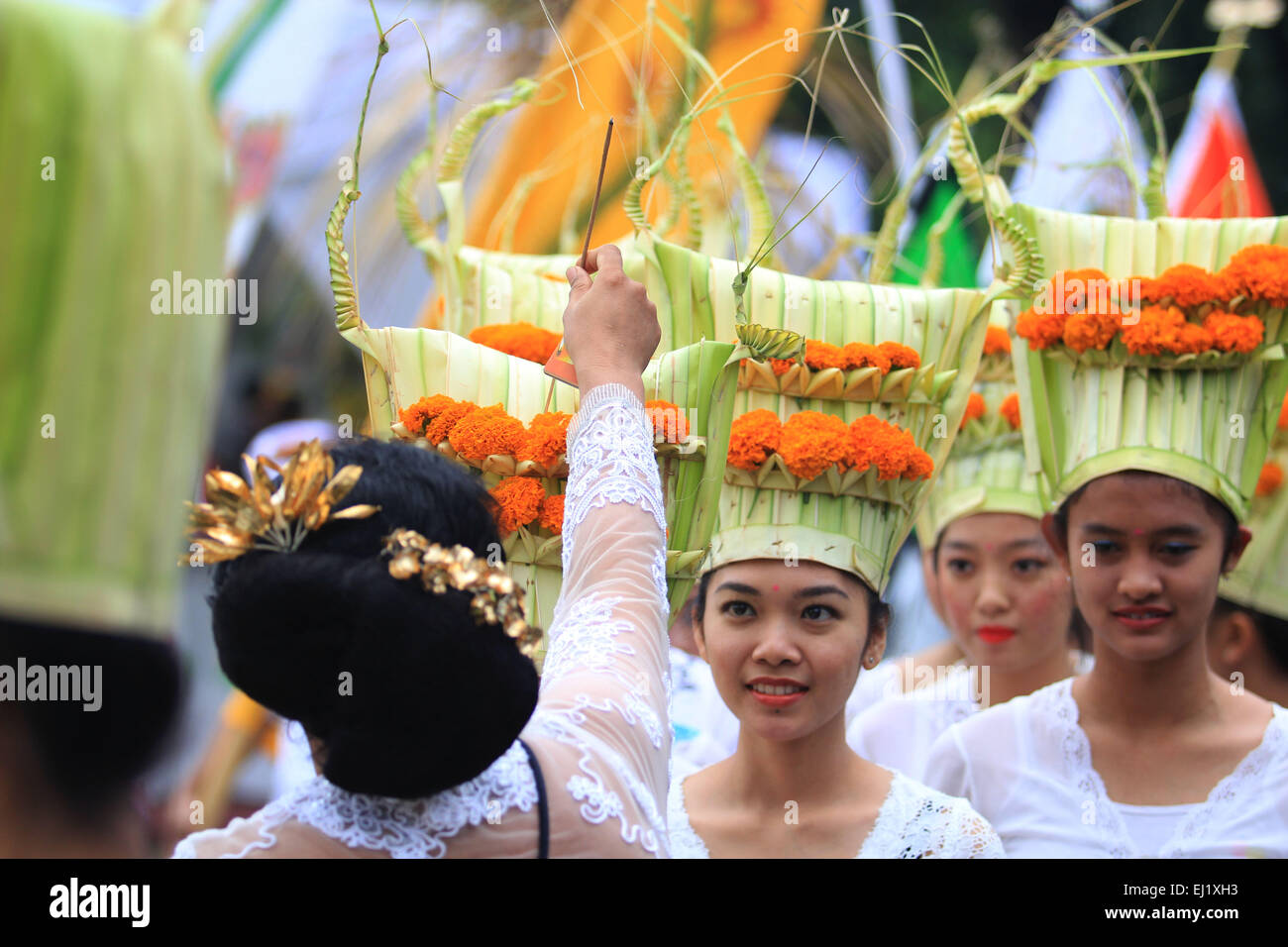L'île de Java en Indonésie. Mar 20, 2015. Maintenez Tawur Agung hindous indonésiens Kesanga avant les célébrations rituelles Nyepi au temple de Prambanan le 20 mars 2015 à Klaten, Central Java, Indonésie. Balinais Nyepi est une "journée du silence" qui est célébrée tous les Isakawarsa Saka (nouvel an) selon le calendrier balinais. Un jour férié Nyepi, en Indonésie, est un jour de silence, le jeûne et la méditation pour les balinais. Le jour suivant est Nyepi également connu comme le jour de l'an. Credit : Arief setiadi/Alamy Live News Banque D'Images