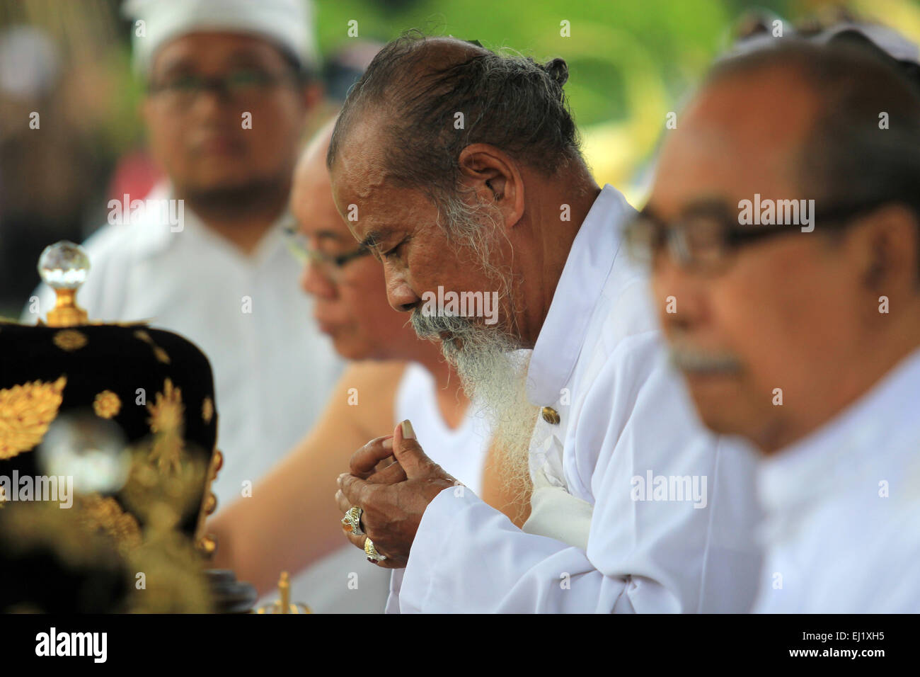 L'île de Java en Indonésie. Mar 20, 2015. Maintenez Tawur Agung hindous indonésiens Kesanga avant les célébrations rituelles Nyepi au temple de Prambanan le 20 mars 2015 à Klaten, Central Java, Indonésie. Balinais Nyepi est une "journée du silence" qui est célébrée tous les Isakawarsa Saka (nouvel an) selon le calendrier balinais. Un jour férié Nyepi, en Indonésie, est un jour de silence, le jeûne et la méditation pour les balinais. Le jour suivant est Nyepi également connu comme le jour de l'an. Credit : Arief setiadi/Alamy Live News Banque D'Images