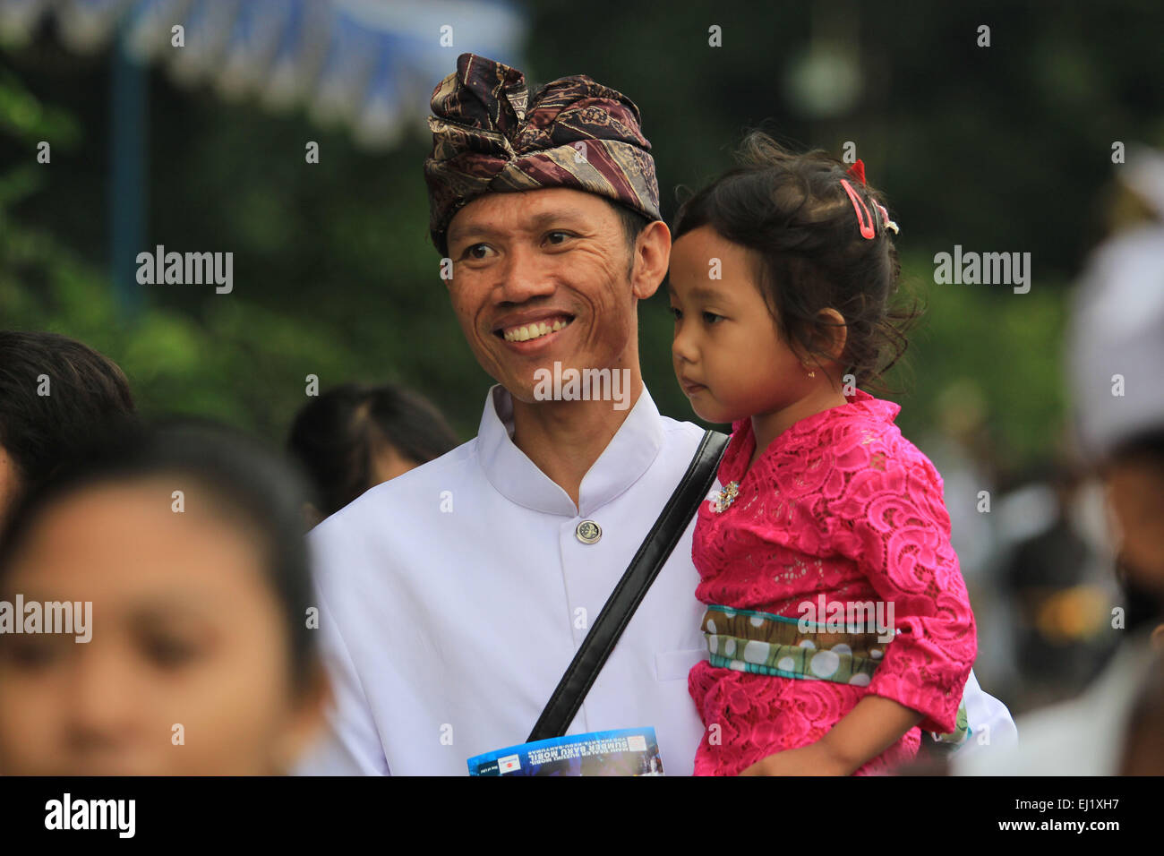 L'île de Java en Indonésie. Mar 20, 2015. Maintenez Tawur Agung hindous indonésiens Kesanga avant les célébrations rituelles Nyepi au temple de Prambanan le 20 mars 2015 à Klaten, Central Java, Indonésie. Balinais Nyepi est une "journée du silence" qui est célébrée tous les Isakawarsa Saka (nouvel an) selon le calendrier balinais. Un jour férié Nyepi, en Indonésie, est un jour de silence, le jeûne et la méditation pour les balinais. Le jour suivant est Nyepi également connu comme le jour de l'an. Credit : Arief setiadi/Alamy Live News Banque D'Images