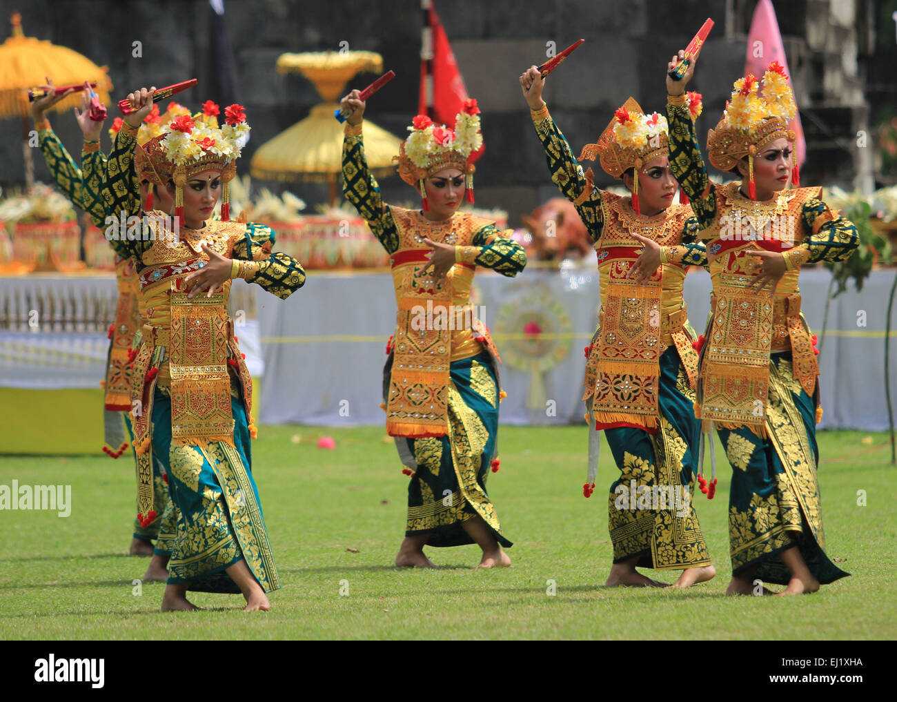 L'île de Java en Indonésie. Mar 20, 2015. Maintenez Tawur Agung hindous indonésiens Kesanga avant les célébrations rituelles Nyepi au temple de Prambanan le 20 mars 2015 à Klaten, Central Java, Indonésie. Balinais Nyepi est une "journée du silence" qui est célébrée tous les Isakawarsa Saka (nouvel an) selon le calendrier balinais. Un jour férié Nyepi, en Indonésie, est un jour de silence, le jeûne et la méditation pour les balinais. Le jour suivant est Nyepi également connu comme le jour de l'an. Credit : Arief setiadi/Alamy Live News Banque D'Images