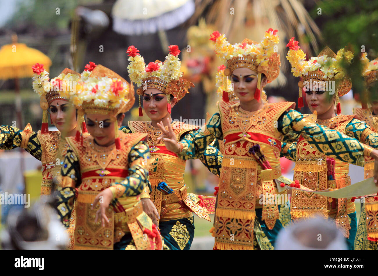 L'île de Java en Indonésie. Mar 20, 2015. Maintenez Tawur Agung hindous indonésiens Kesanga avant les célébrations rituelles Nyepi au temple de Prambanan le 20 mars 2015 à Klaten, Central Java, Indonésie. Balinais Nyepi est une "journée du silence" qui est célébrée tous les Isakawarsa Saka (nouvel an) selon le calendrier balinais. Un jour férié Nyepi, en Indonésie, est un jour de silence, le jeûne et la méditation pour les balinais. Le jour suivant est Nyepi également connu comme le jour de l'an. Credit : Arief setiadi/Alamy Live News Banque D'Images