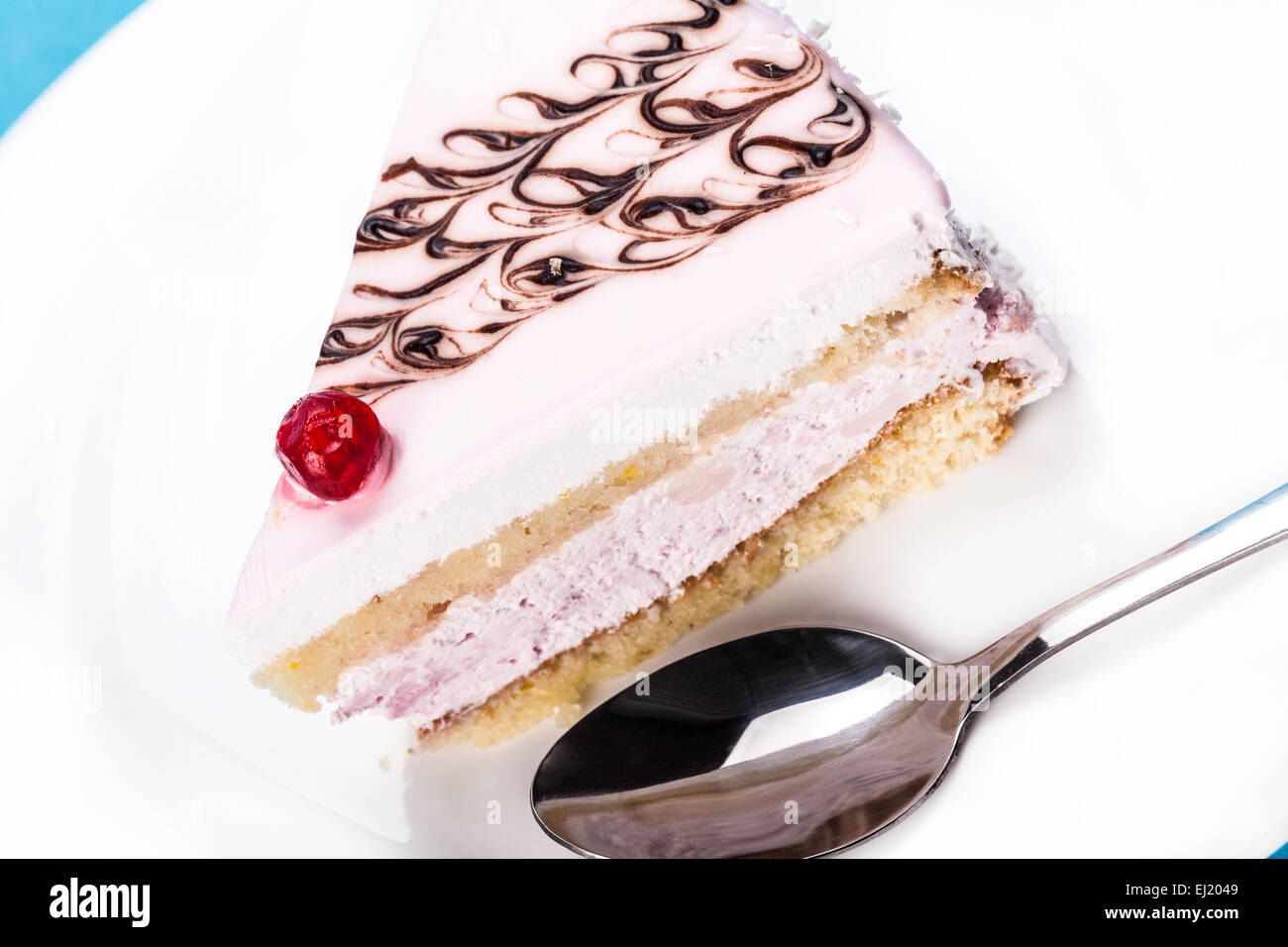 Gâteau à la crème de vanille de closeup on white plate Banque D'Images