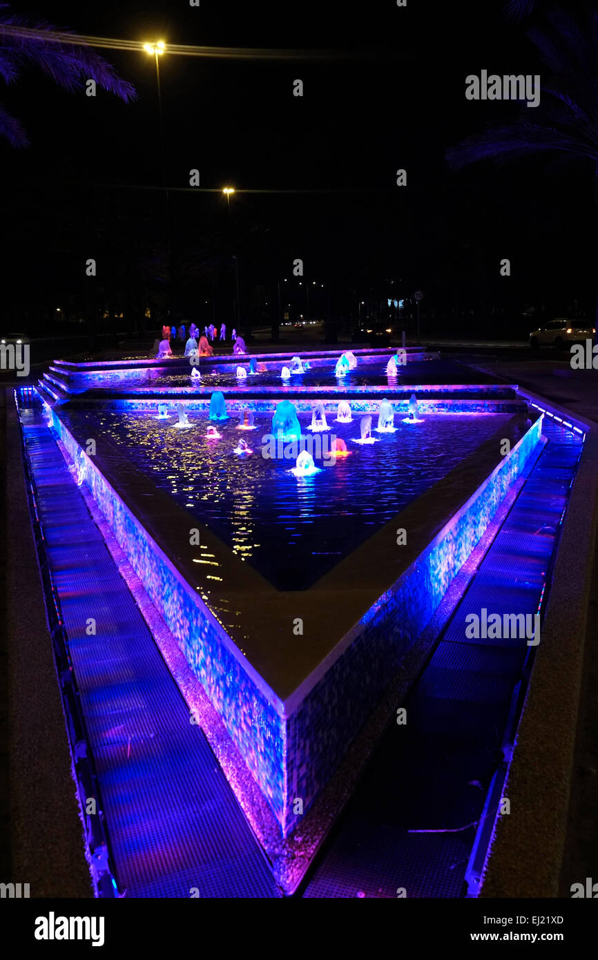 Une fontaine illuminée de lumières bleues dans un la jonction de rue à Beersheba a également orthographié Beer-Sheva la plus grande ville Dans le désert du Néguev du sud d'Israël Banque D'Images Une fontaine illuminée de lumières bleues dans un la jonction de rue à Beersheba a également orthographié Beer-Sheva la plus grande ville Dans le désert du Néguev du sud d'Israël Banque D'Images
