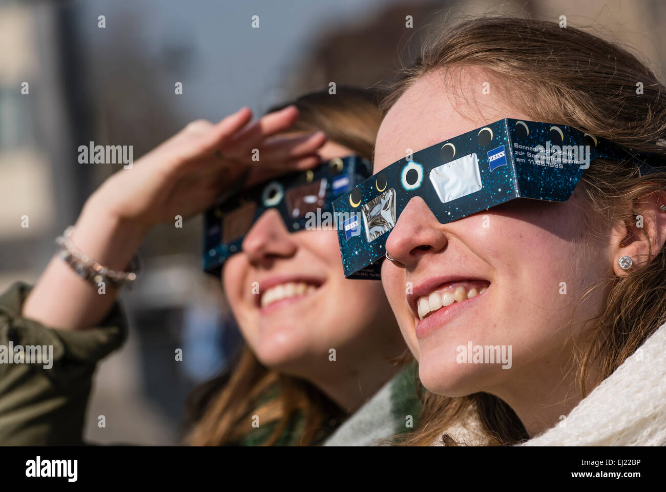 Zurich, Suisse. Mar 20, 2015. Deux jeunes femmes au centre-ville de Zurich sont à regarder l'éclipse solaire partielle en 2015 lunettes de protection spécial. Credit : thamerpic/Alamy Live News Banque D'Images