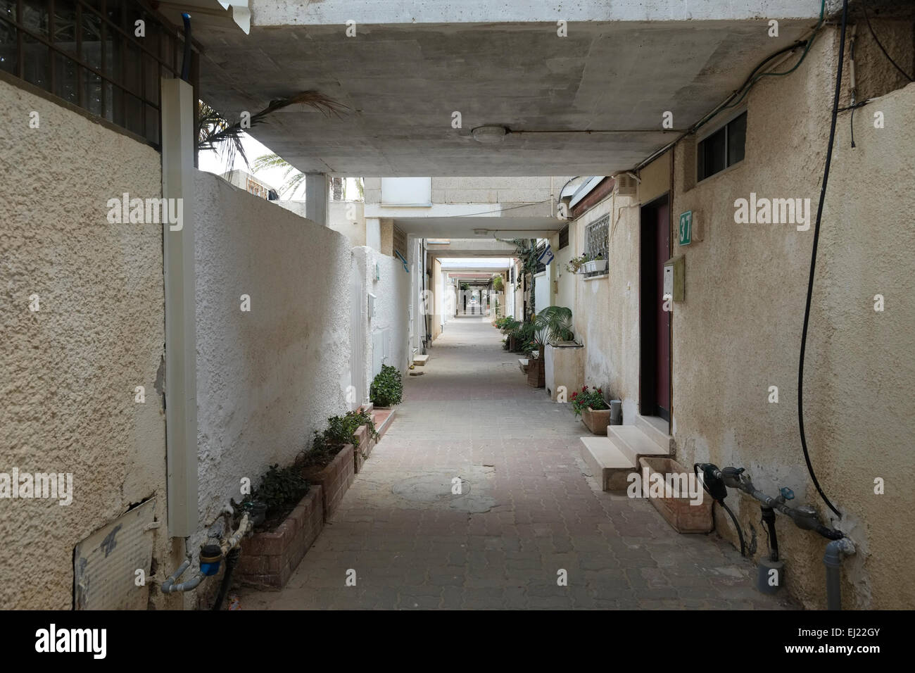 Un passage pour les piétons dans le projet de logement de tapis (Shikun Shatiah) Logement résidentiel en béton typique des années 1960 conçu par les architectes Nahum Zolotov et Daniel Havkin dans Neighbourhood Heh à Beersheba Également orthographié Beer-Sheva la plus grande ville du désert du Néguev Du sud d'Israël Banque D'Images Un passage pour les piétons dans le projet de logement de tapis (Shikun Shatiah) Logement résidentiel en béton typique des années 1960 conçu par les architectes Nahum Zolotov et Daniel Havkin dans Neighbourhood Heh à Beersheba Également orthographié Beer-Sheva la plus grande ville du désert du Néguev Du sud d'Israël Banque D'Images