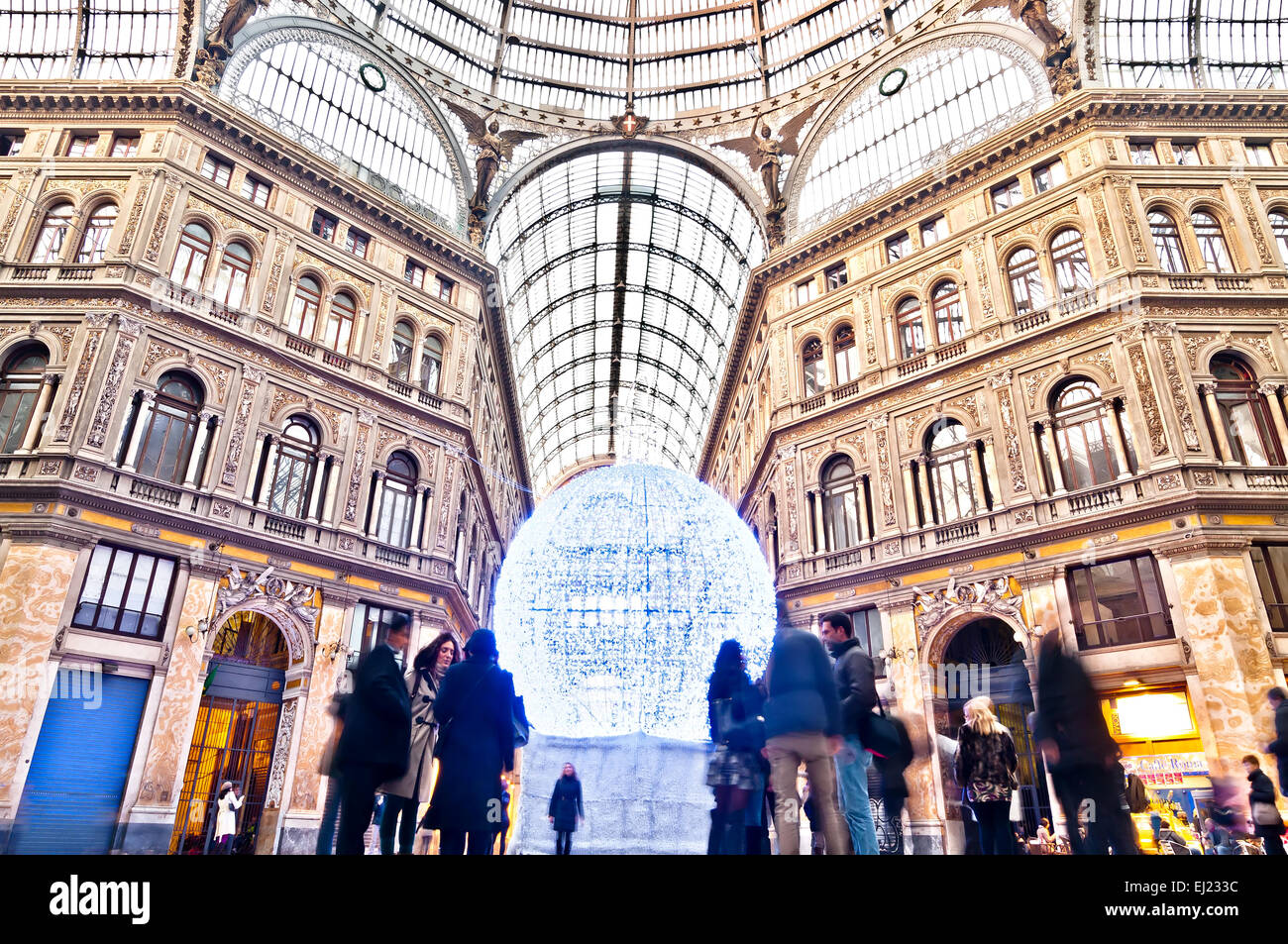 Naples, Italie - 1 janvier 2014 : la vue quotidienne de touristes et habitants dans les galerie commerçante Galleria Umberto I de Naples, Italie. Banque D'Images