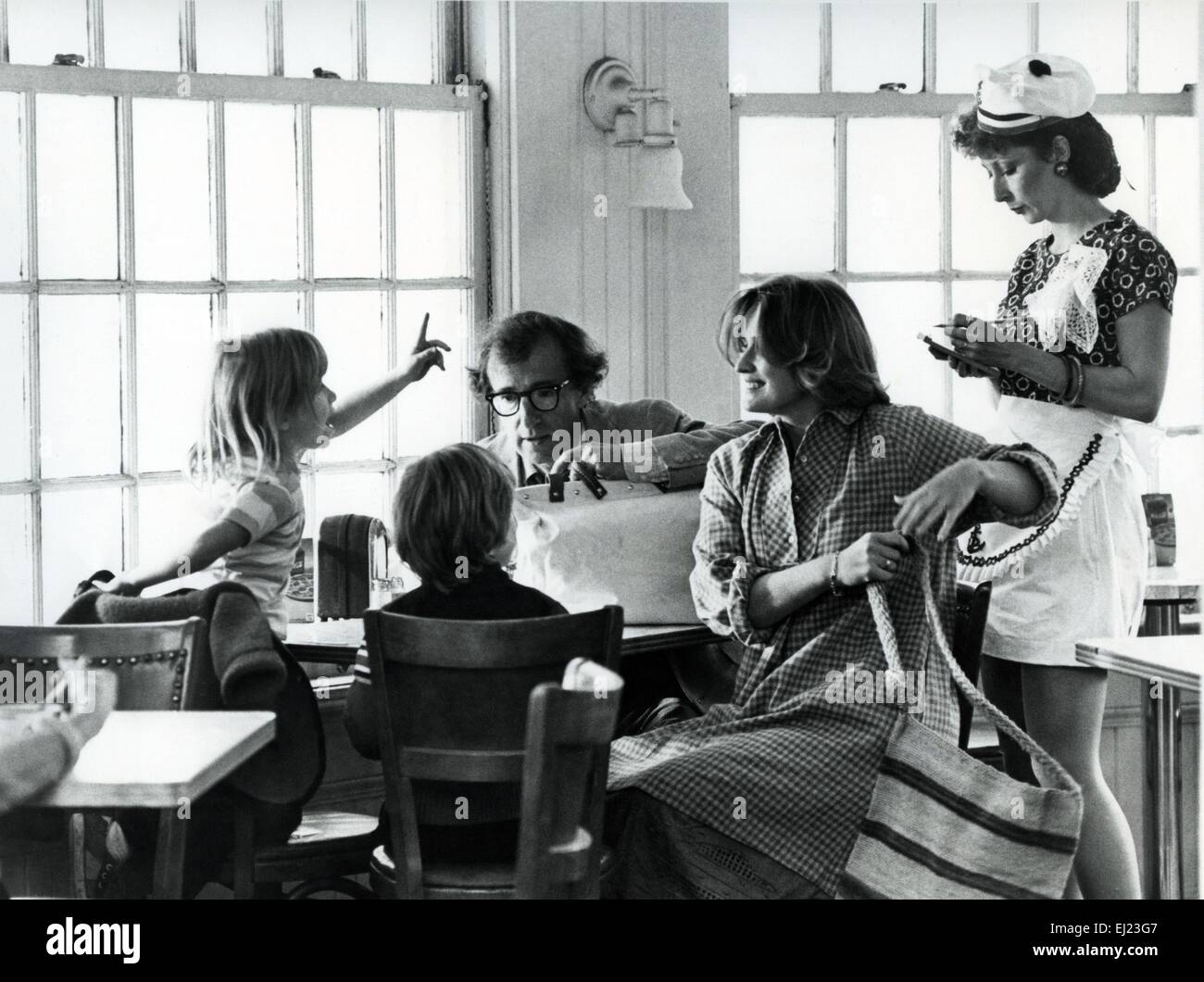 Stardust Memories Année : 1980 USA Réalisation : Woody Allen Vanina Holasek, Michel Touchard, Woody Allen, Marie-Christine Barrault Banque D'Images