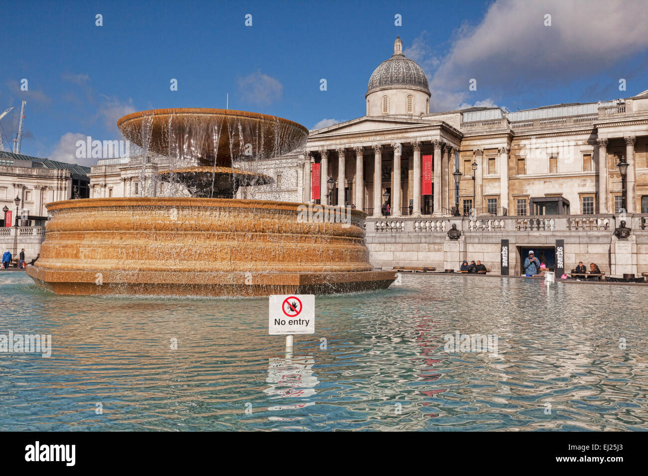 Trafalgar Square, Londres, National Gallery et fontaine avec aucun signe d'entrée. Banque D'Images