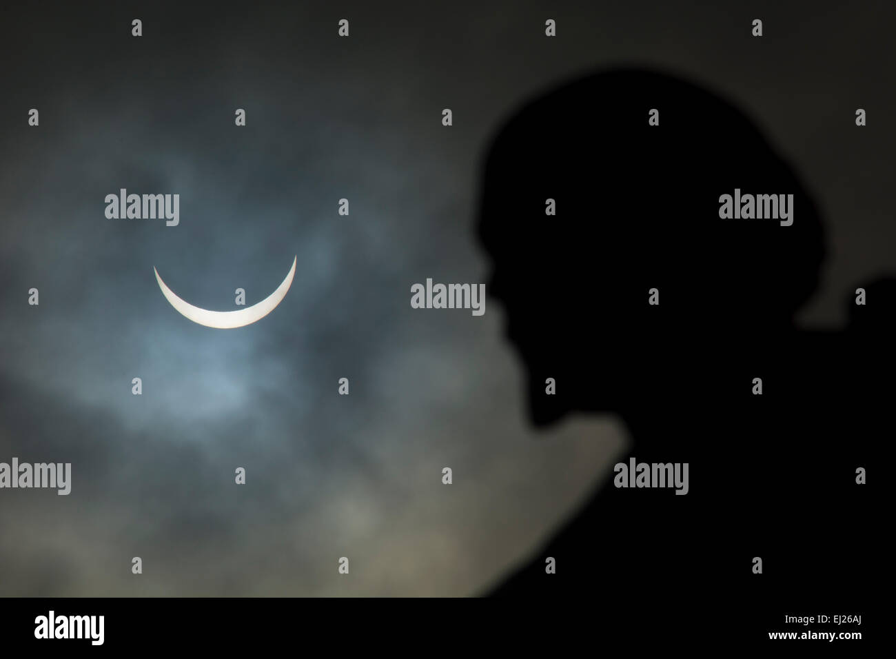 Stratford-upon-Avon, Warwickshire, Royaume-Uni. Mar 20, 2015. L'éclipse du soleil forme une toile de fond de la statue de William Shakespeare sur le Memorial Gower à Stratford-upon-Avon. Crédit : Colin Underhill/Alamy Live News Banque D'Images