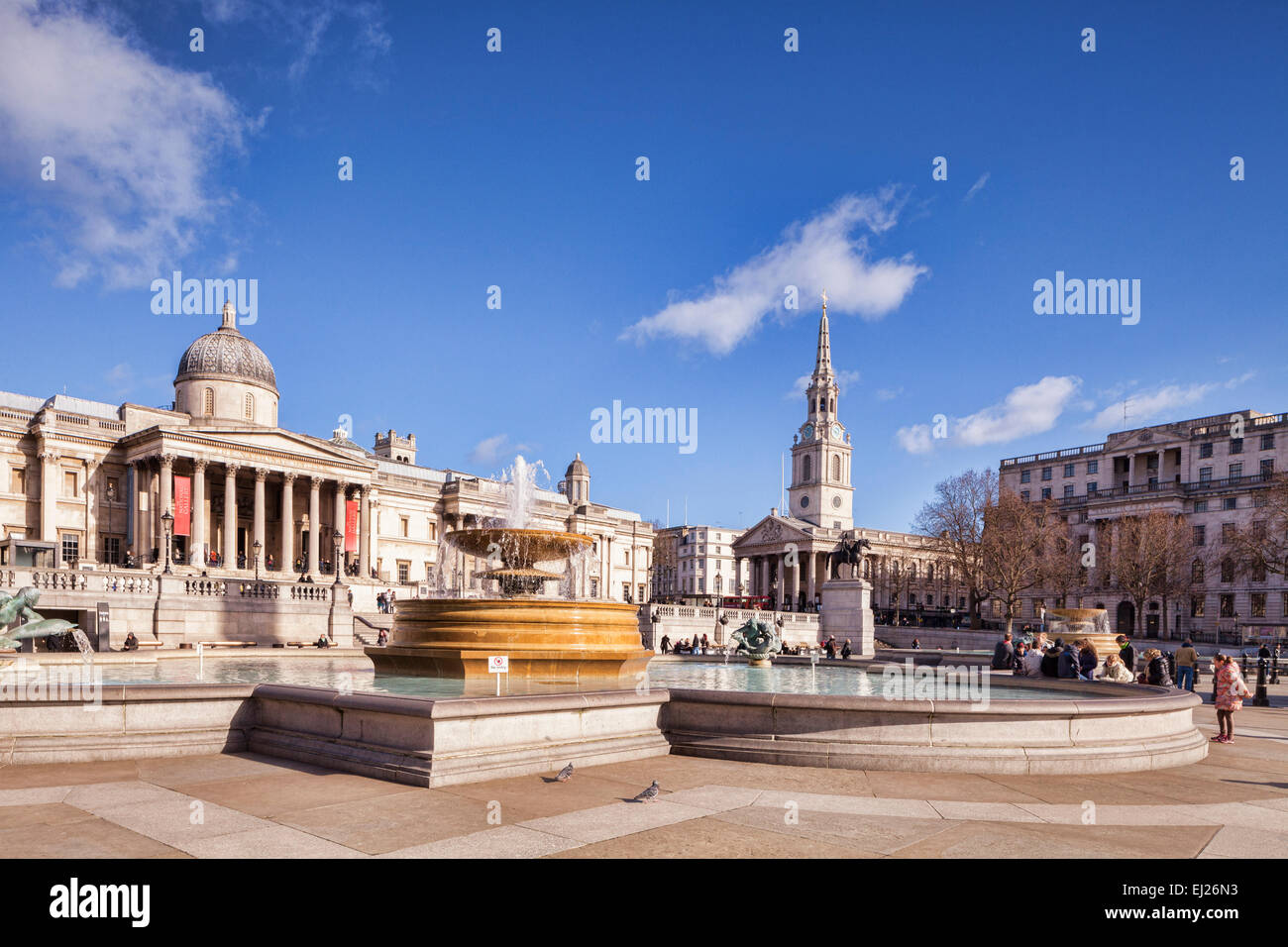 Trafalgar Square, Londres, sur une journée d'hiver ensoleillée. Banque D'Images