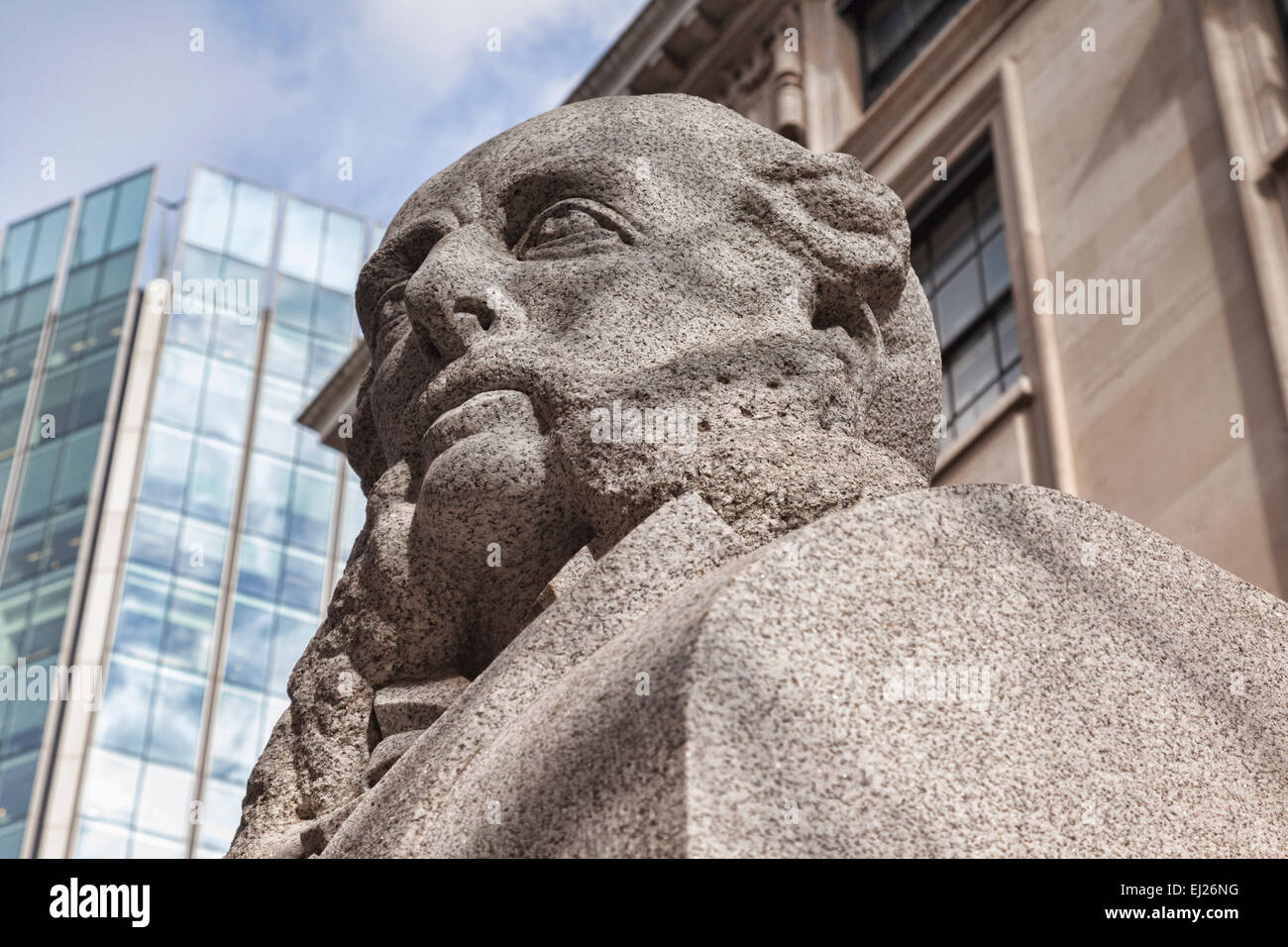 La statue de Paul Julius Reuter, Royal Exchange, Londres, Angleterre. Banque D'Images