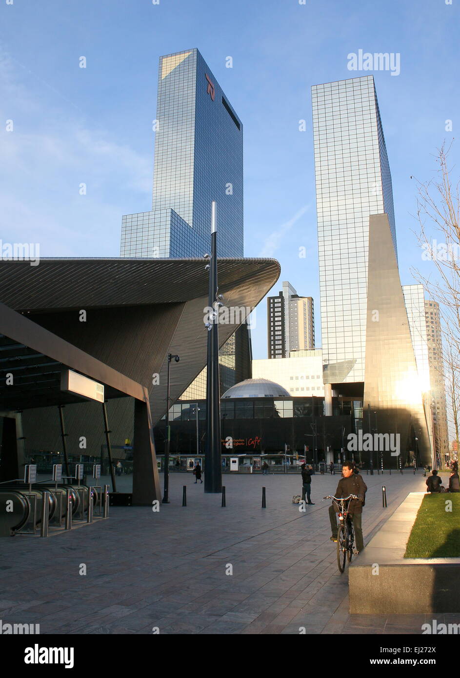 La gare centrale de Rotterdam, Pays-Bas, avec des gratte-ciel du Gebouw Delftse Poort, siège d'assurance Nationale Nederlanden Banque D'Images