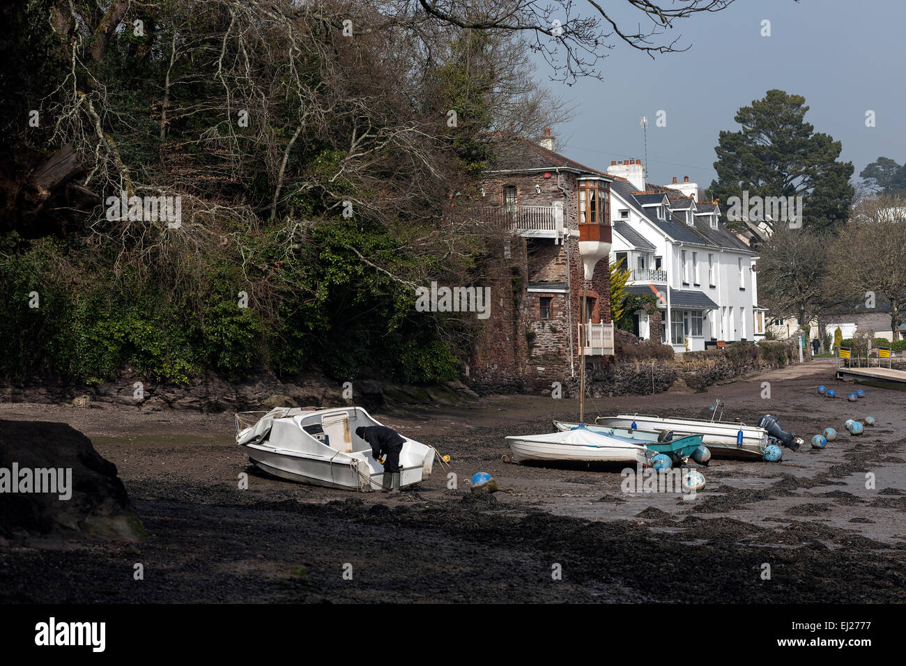 La réparation de bateaux sur le rivage à marée basse, à Stoke Gabriel South Hams,Devon creek,fundus, Banque D'Images