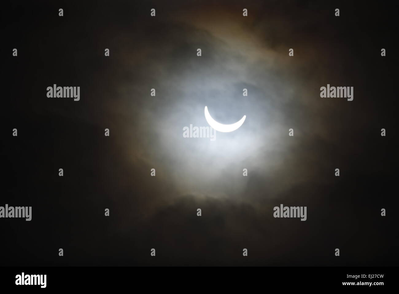 Swindon, Wiltshire, Royaume-Uni. Mar 20, 2015. Vendredi, 20 mars 2015. Une éclipse solaire partielle prises à partir de Swindon, Wiltshire, Royaume-Uni. Crédit : Anna Stowe/Alamy Live News Banque D'Images