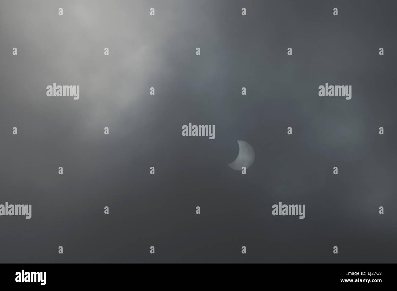 Heathfield, East Sussex, Royaume-Uni.20 mars 2015.très bref glimpe de l'éclipse partielle par le biais de la couverture nuageuse. Banque D'Images