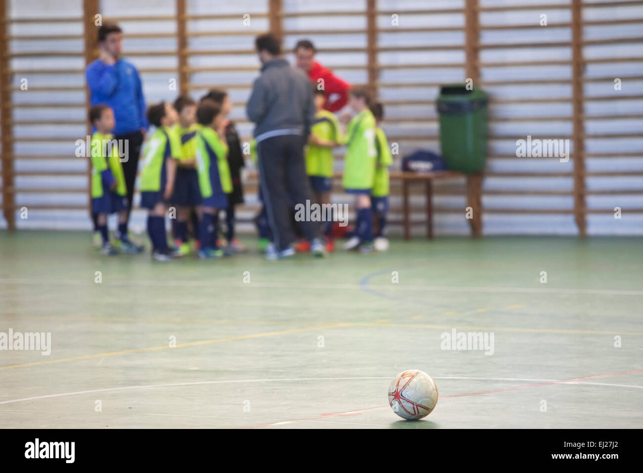 Chat temps mort lors d'un côté un match junior 5 Banque D'Images