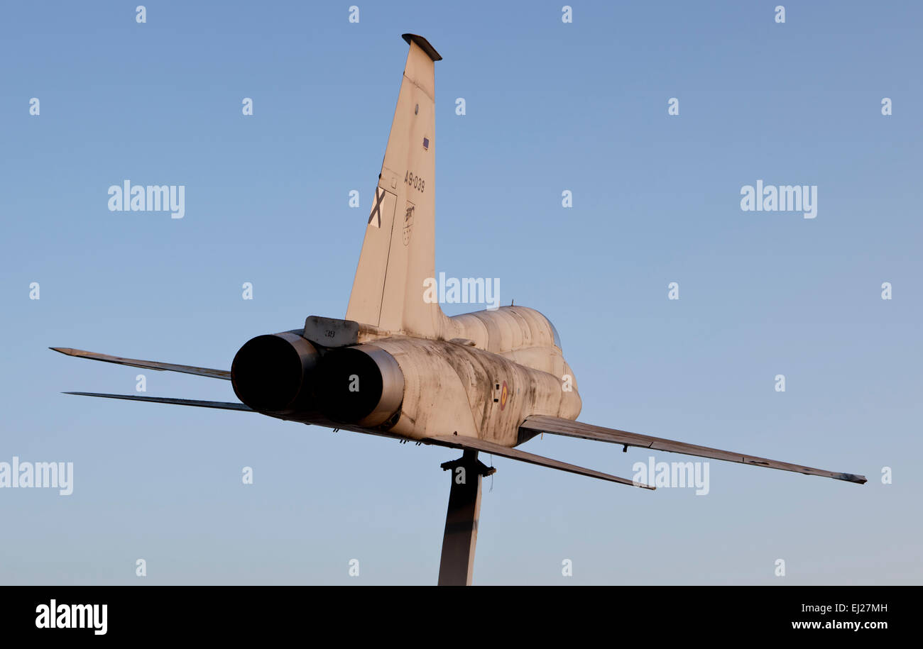 BADAJOZ, ESPAGNE - 13 mars 2015 : l'espagnol à la retraite (CF-5 Freedom Fighter CF-116) placé sur un rond-point de Talavera la Real. Ce Banque D'Images