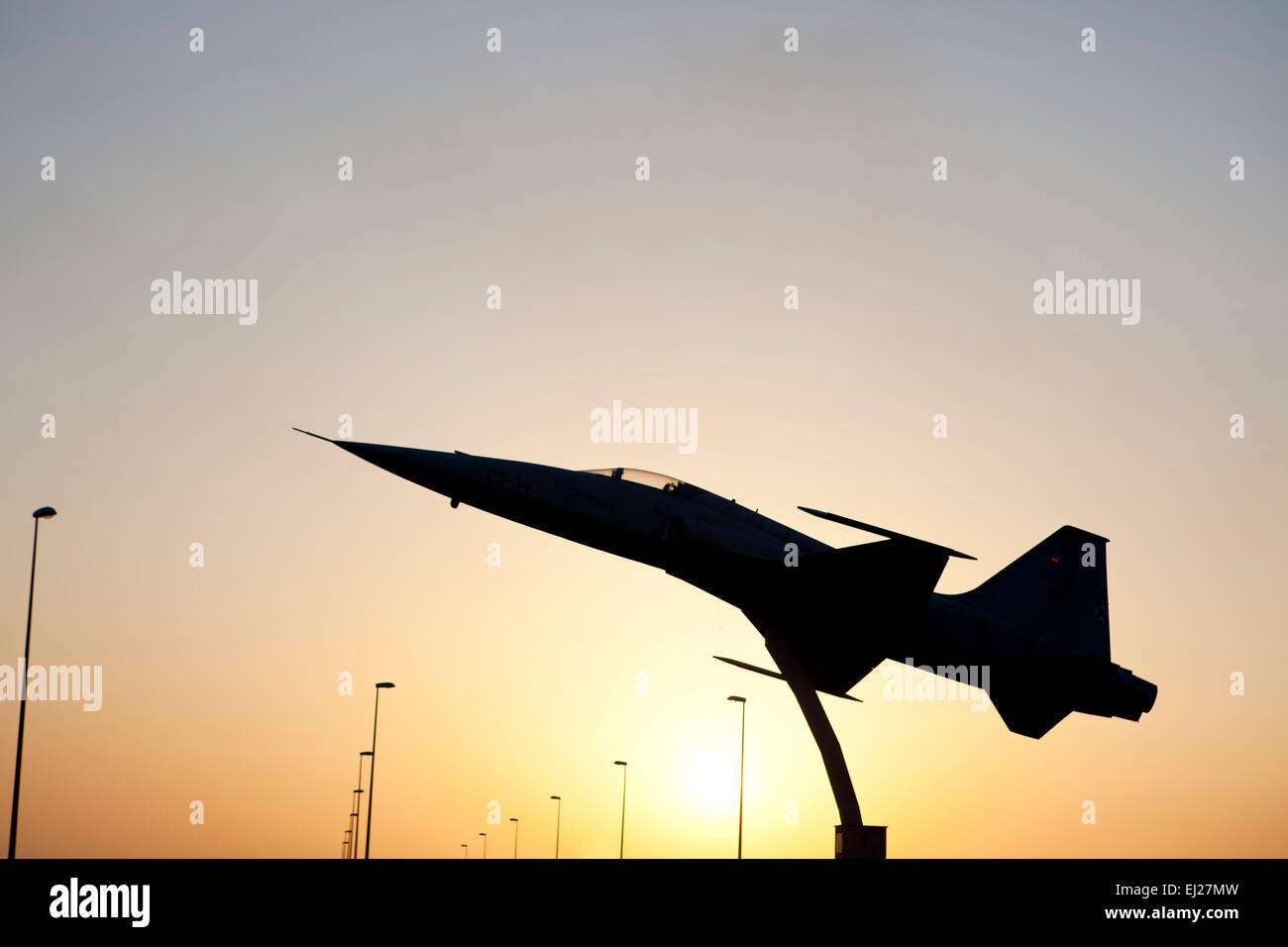 BADAJOZ, ESPAGNE - 13 mars 2015 : l'espagnol à la retraite (CF-5 Freedom Fighter CF-116) placé sur un rond-point de Talavera la Real. Ce Banque D'Images