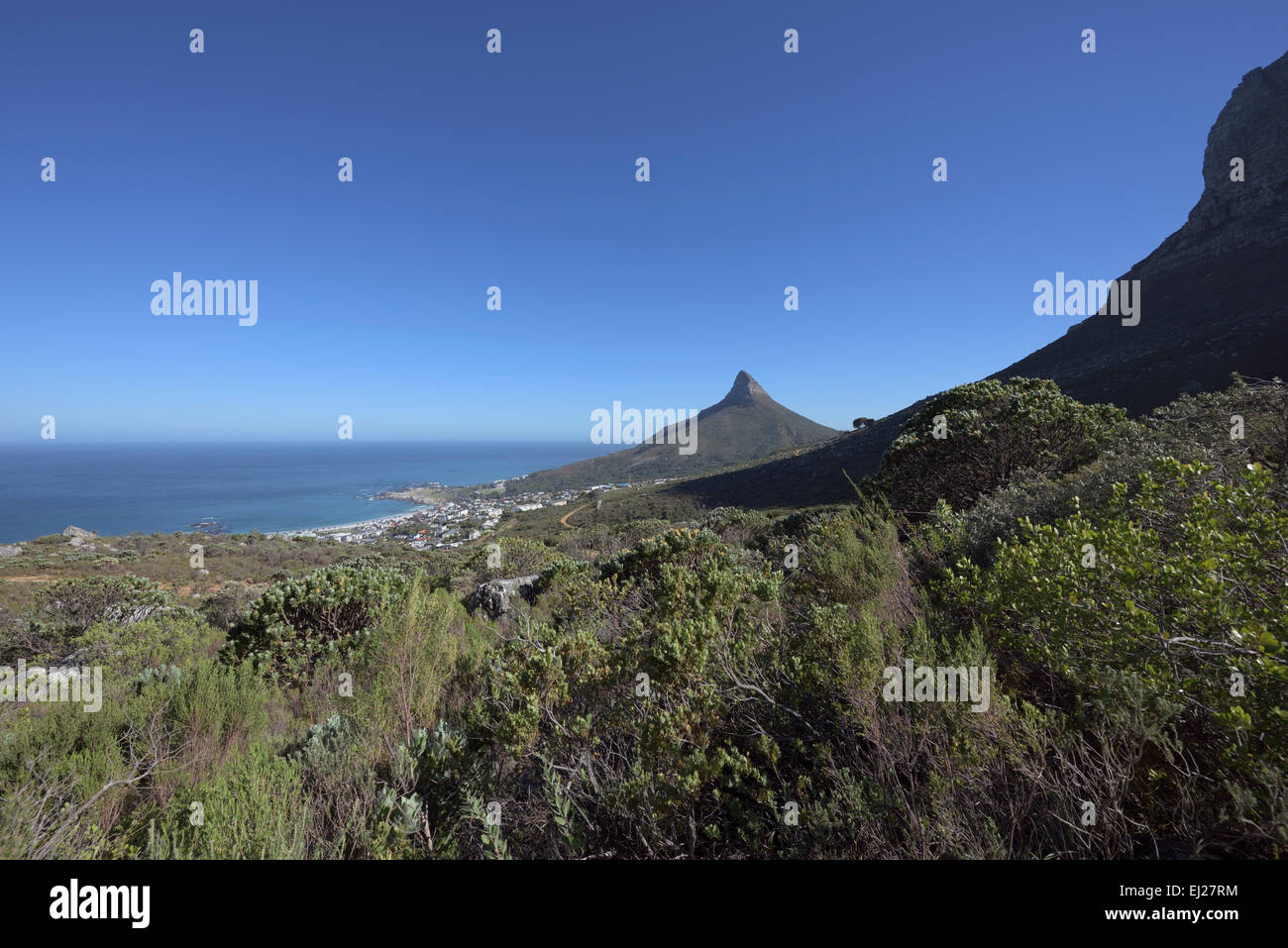 Vue de Camps Bay et Lions Head du Kasteelpoort au sentier de randonnée de la Table Mountain, Cape Town, Afrique du Sud Banque D'Images