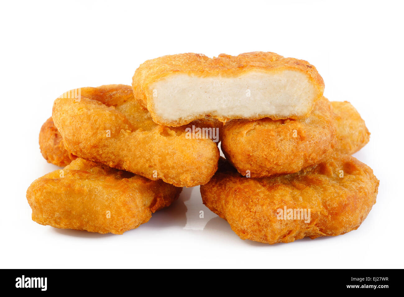 Nuggets de poulet frit isolé sur fond blanc Banque D'Images